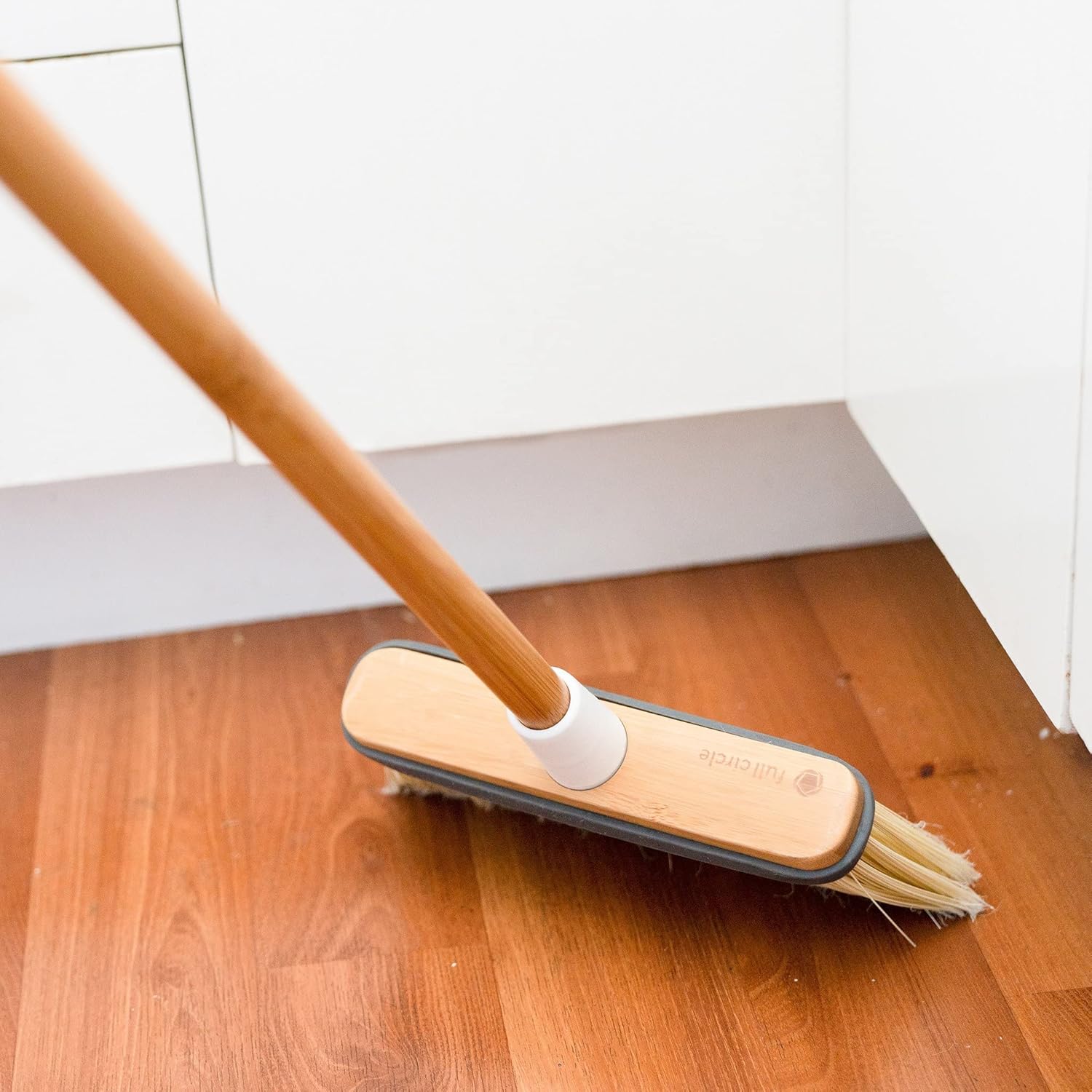 Full Circle Escoba de bambú Clean Sweep  en ángulo para precisión en espacios reducidos, con cerdas rígidas recicladas para limpieza en interiores y