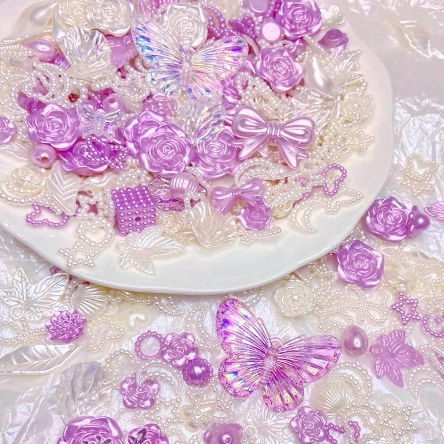250 cuentas de resina 3D con parte trasera plana, lazos de flores de resina de color morado y blanco, cuentas de mariposa con cuentas de perlas