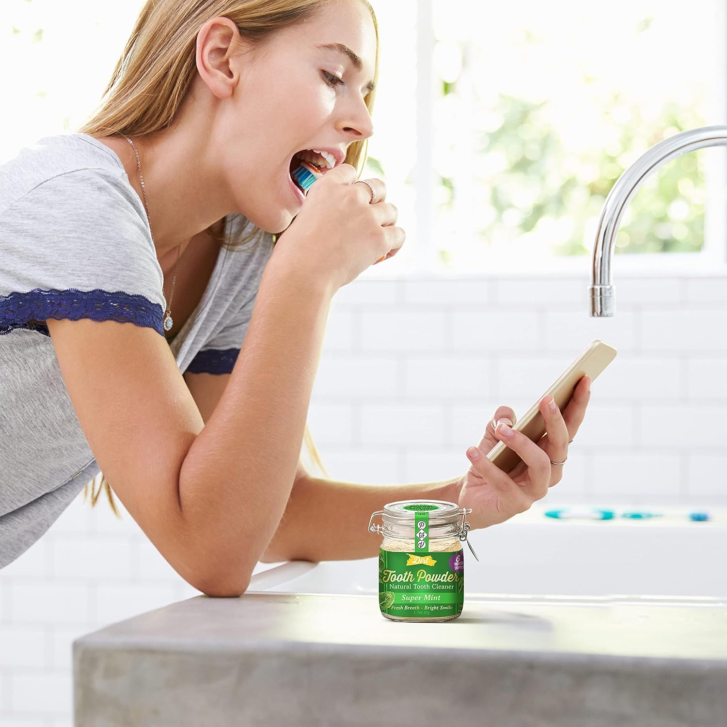 The Dirt – Polvo de dientes, hierbas, aceites esenciales y polvo de dientes de arcilla de bentonita, alternativa a pasta de dientes natural sin