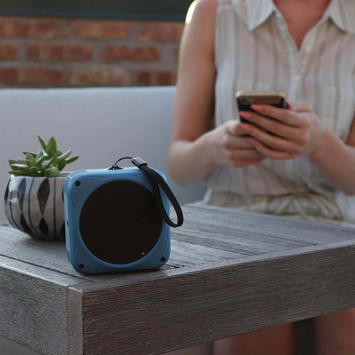 Altavoz Bluetooth impermeable  Solar y recargable por USB  Tiempo de reproducción de 20 horas  Micrófono integrado  Ideal para playa, bicicleta,