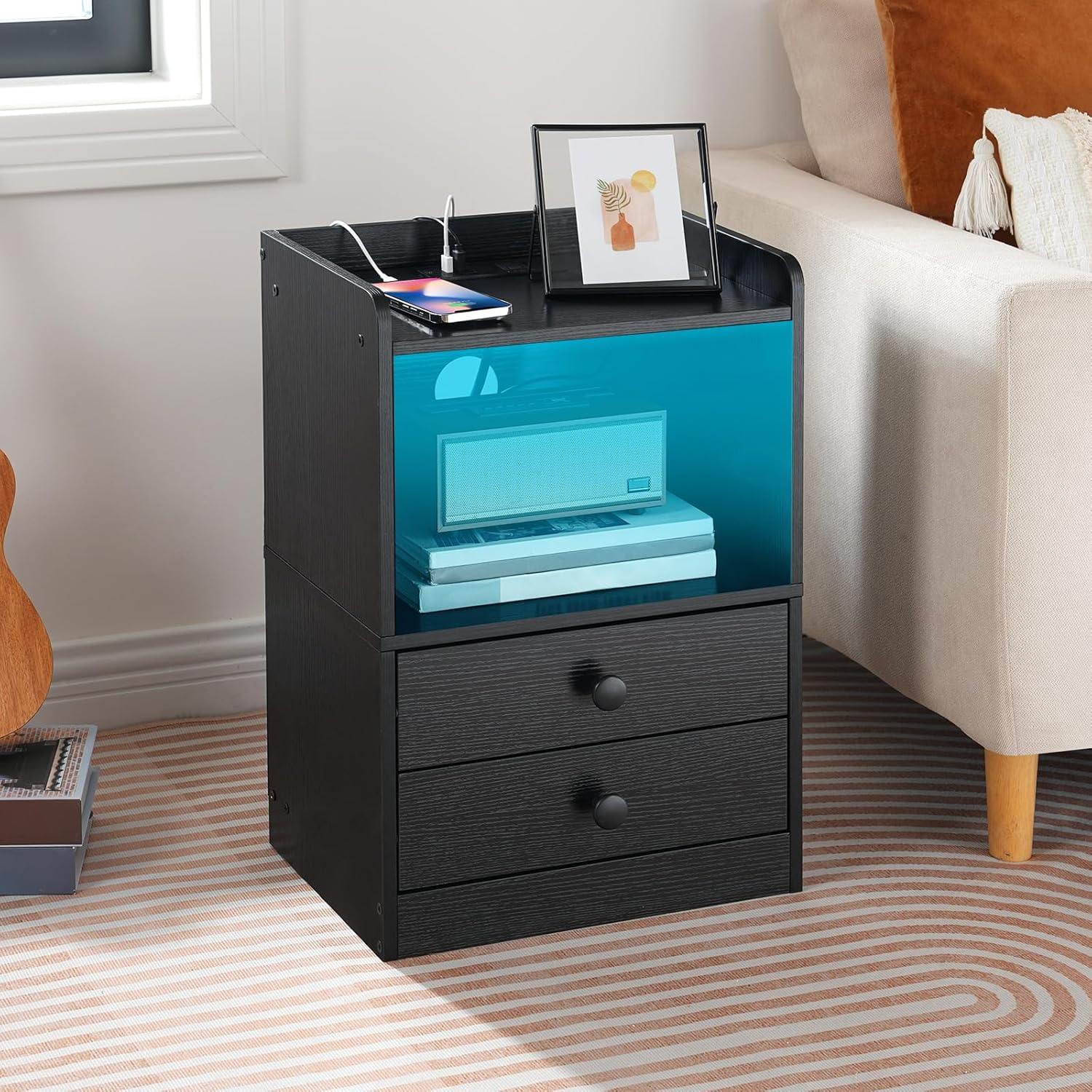 HOOBRO Mesita de noche con estación de carga, moderna mesita de noche con luces LED, mesa auxiliar con 2 cajones, mesa auxiliar con puertos USB y