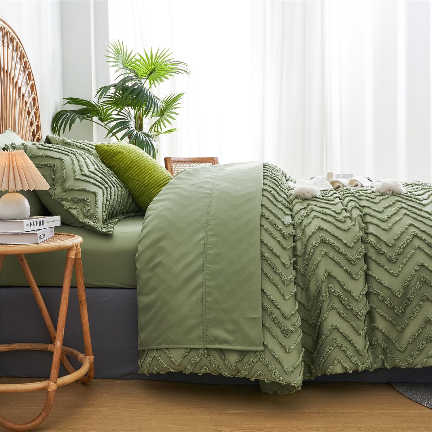 KAKKI Juego de edredón y sábanas de 7 piezas tamaño King en una bolsa, diseño de cheurón verde salvia, juego completo de ropa de cama de microfibra
