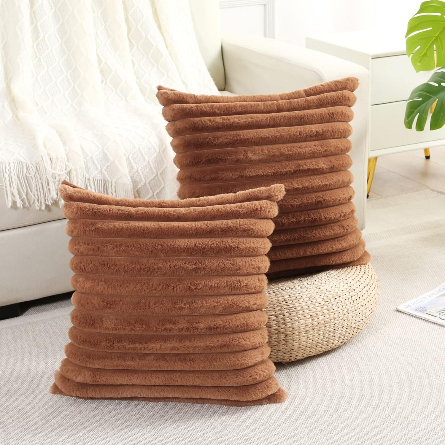 FUTEI – Juego de 2 fundas de almohada decorativas con rayas de color marrón, 22 x 22 pulgadas, cuadradas y primaverales, piel sintética de conejo