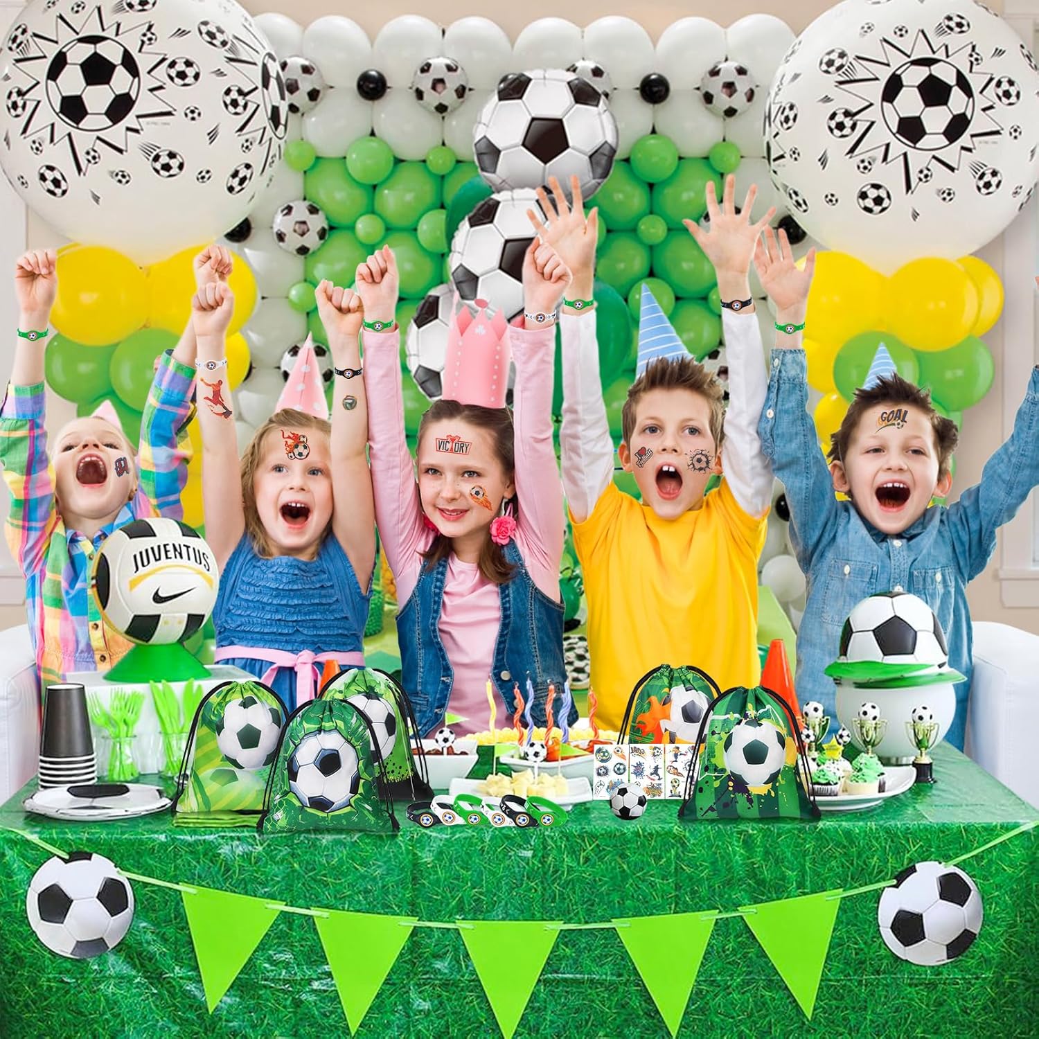 Winrayk Juego de 12 regalos de fiesta de fútbol, suministros de cumpleaños, bolsas con cordón, pulseras de silicona, llavero, calcomanías de