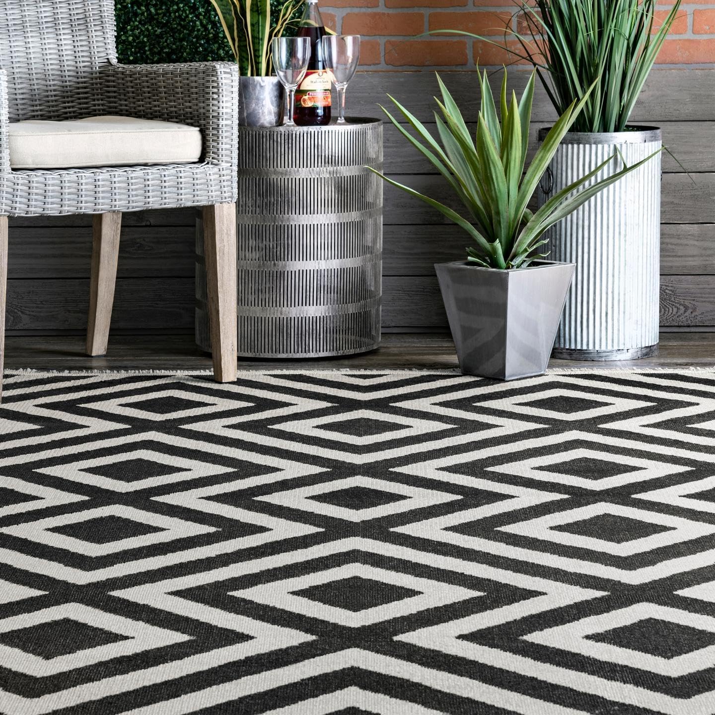 nuLOOM Rayne Diamond Fringe IndoorOutdoor Area Rug, 5×8, Black