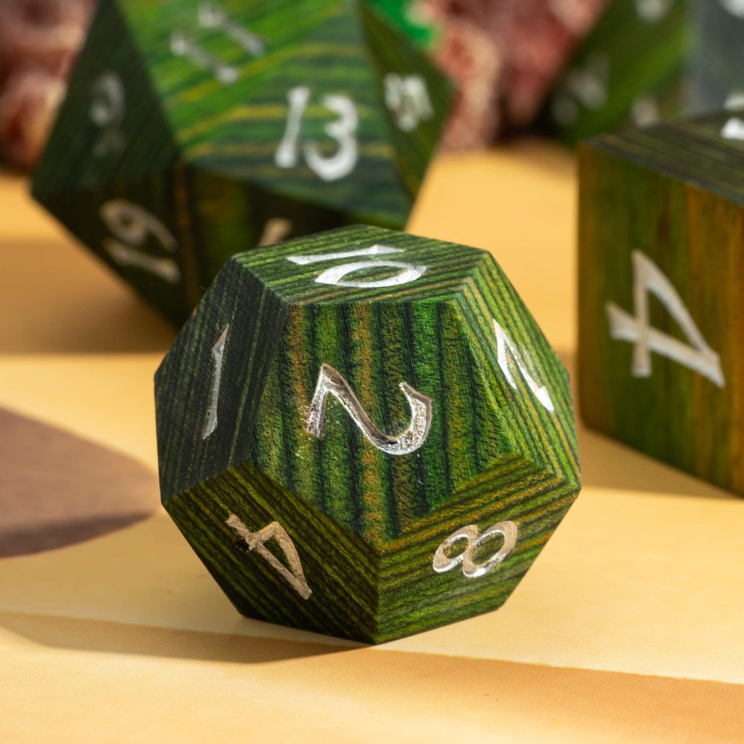 Juego de 7 dados DND poliédricos de madera verde con caja de metal para juegos de rol de Calabozos y Dragones MTG (rayas verdes hierba)