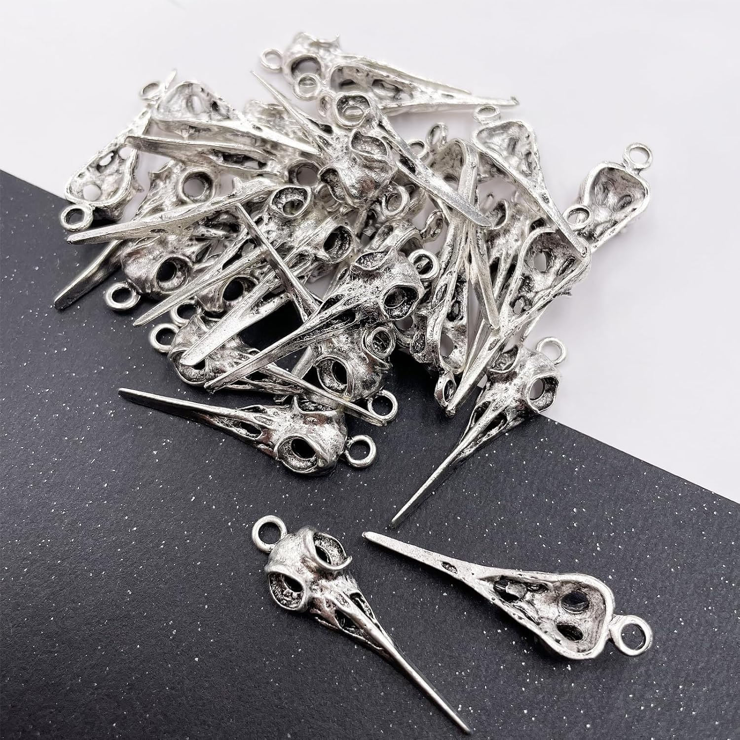 Dijes góticos chapados en plata con huesos 3D Rock antiguo colgante de aleación para hacer joyas, manualidades, pulsera, collar, aretes