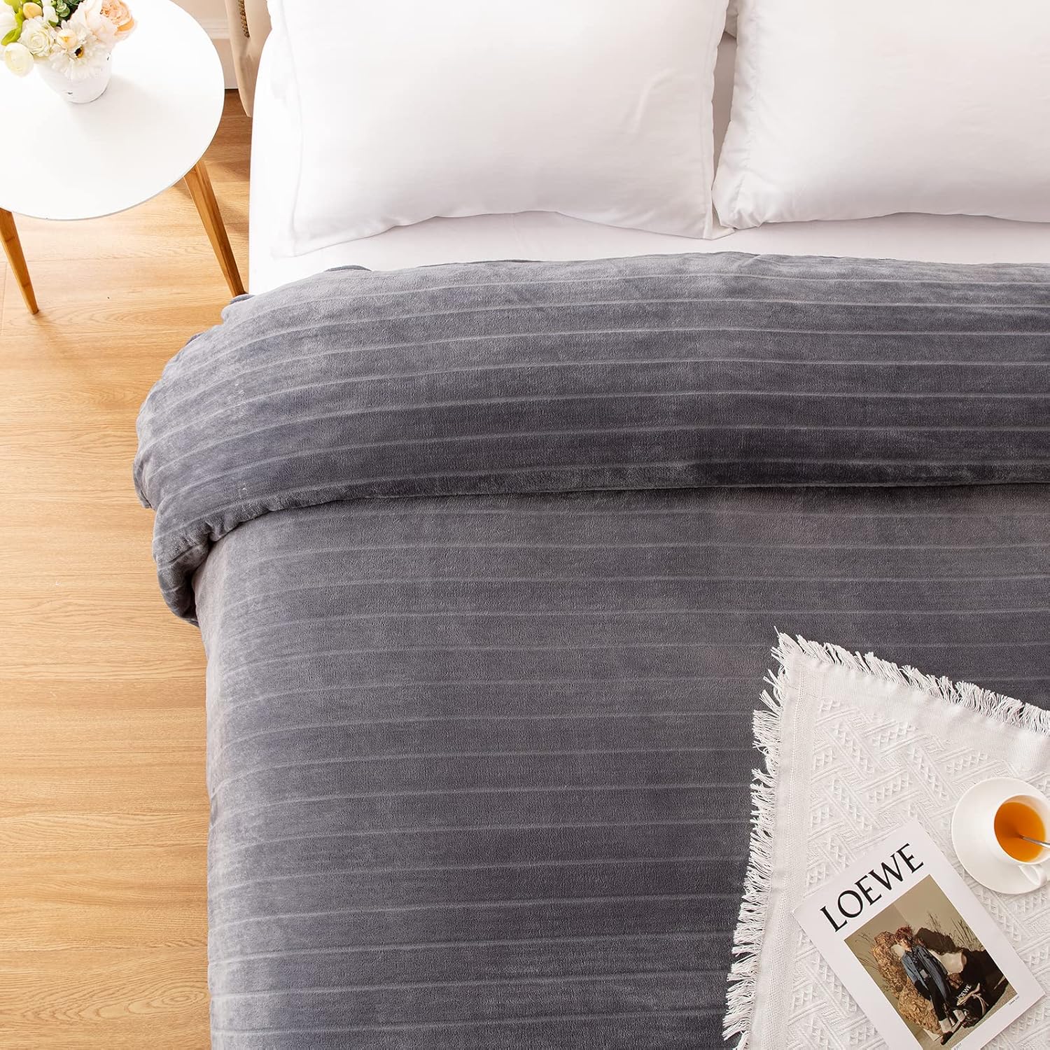 Bertte – Manta afelpada supersuave, ligera y acogedora, de 330GSM con patrón de rayas para cama o sofá, tamaño king 102 x 90pulgadas, color gris