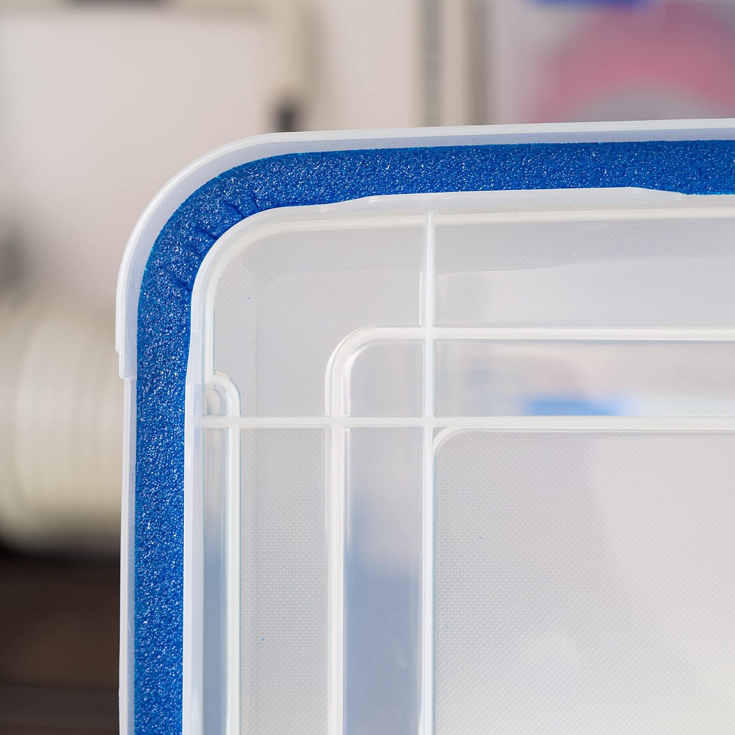 IRIS USA – Contenedor organizador de plástico hermético de 70 cuartos de galón con tapa duradera y sello y hebillas de cierre seguro