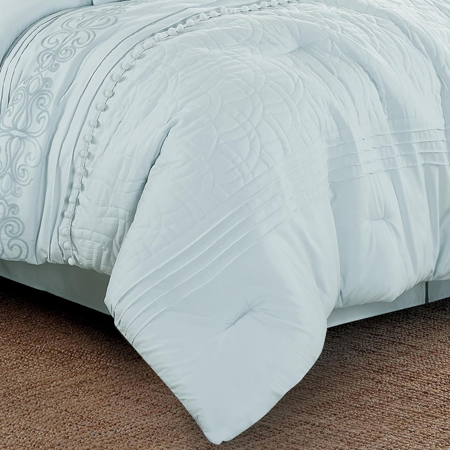 Chezmoi Collection Grace – Juego de edredón de 7 piezas, diseño floral bordado floral azul pálido con pompones, a rayas, tamaño King