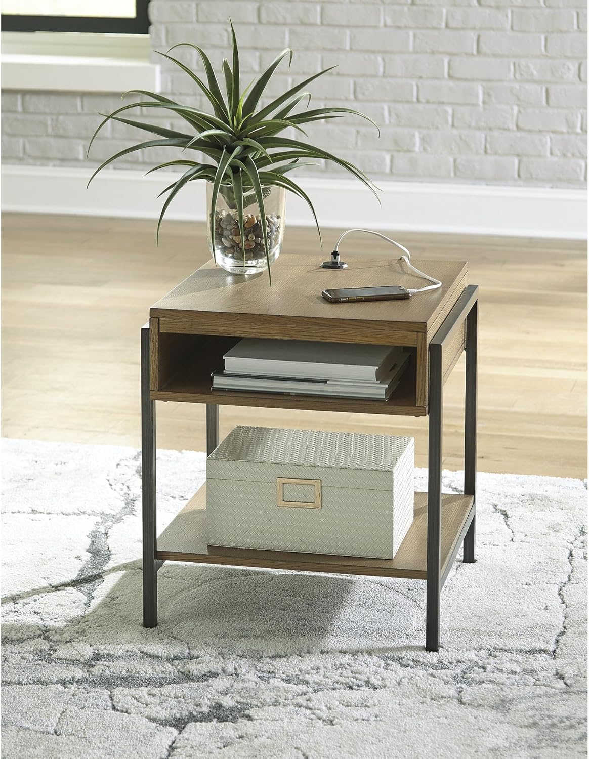 Signature Design by Ashley Fridley – Mesa auxiliar rectangular moderna, color marrón y negro
