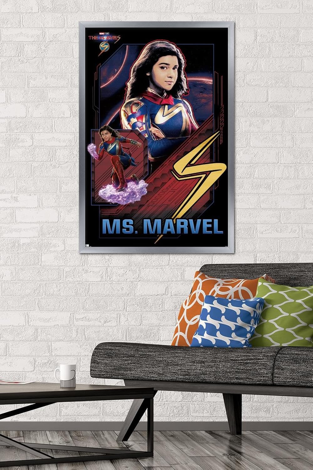Trends International Marvel The Marvels – Póster de pared de Ms. Marvel, 22.37 x 34.00 pulgadas, versión enmarcada plateada