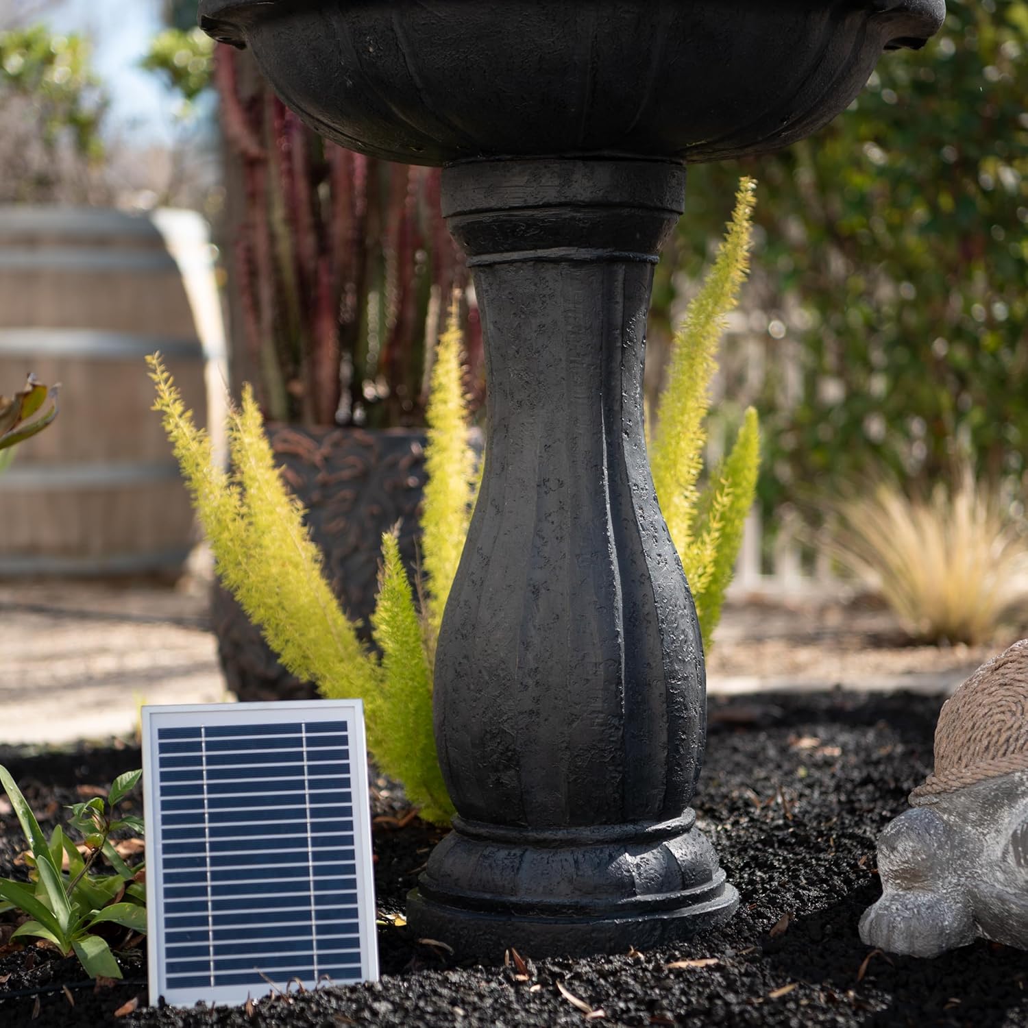 XBrand Fuente de agua solar de 2 niveles de fibra de vidrioresina negra de 44 pulgadas de alto con panel solar y bomba de apagado automático, fuente