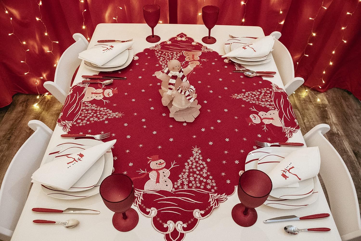 Hermosamente elegante decoración de árboles plateados y muñeco de nieve sobre lino rojo, mantel pequeño, centro de mesa (cuadrado de 34 pulgadas)