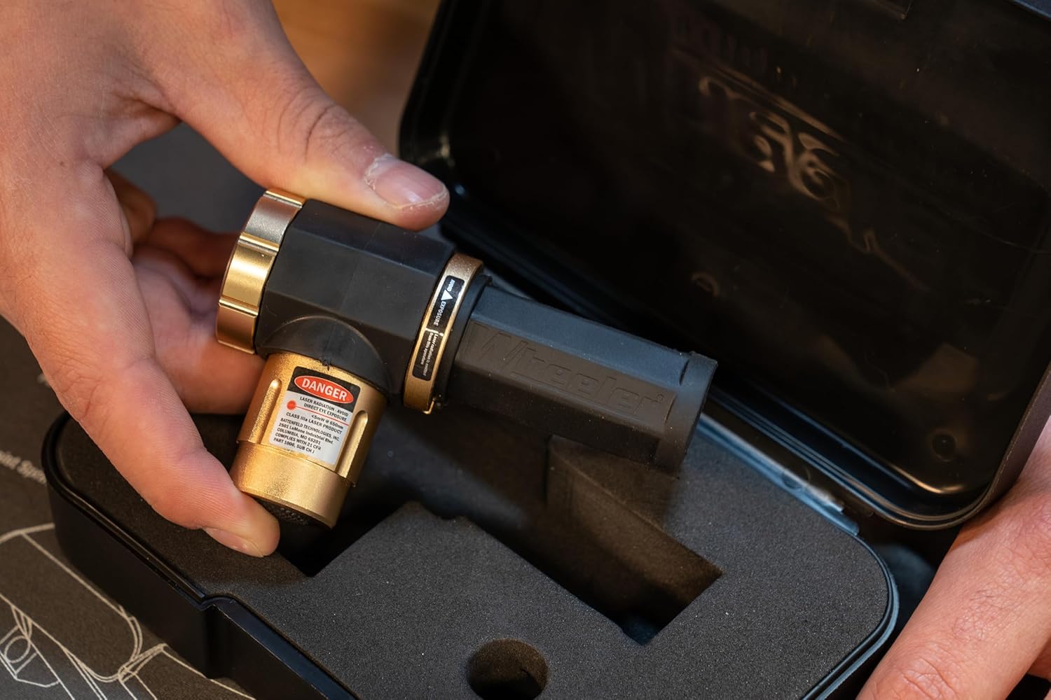 Wheeler – Mirador láser profesional con conexión magnética, uso de múltiples calibres y estuche de almacenamiento para montaje de alcance, armería y