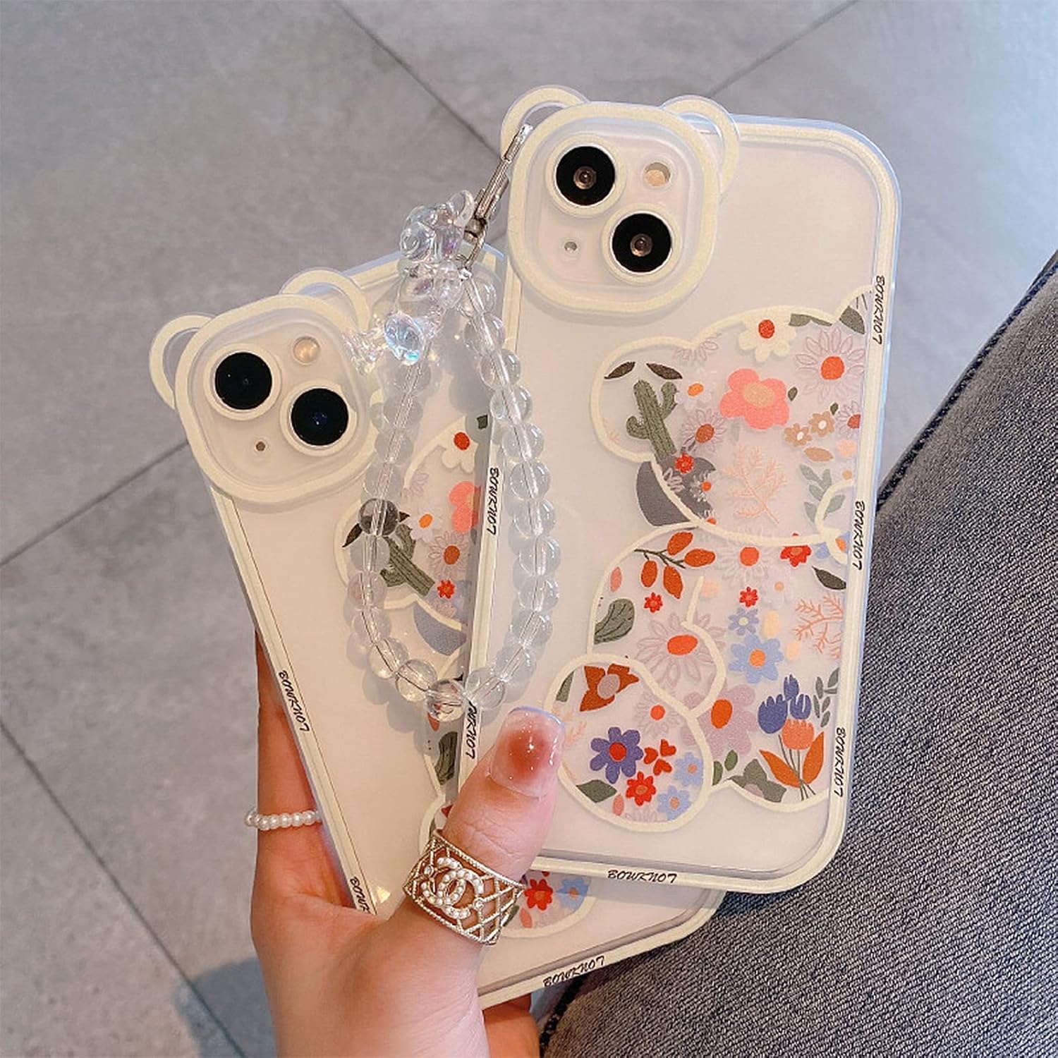 Compatible con iPhone 11, bonita funda de oso floral con bonita correa de muñeca y cadena para niñas y mujeres, protección de cámara Kawaii,