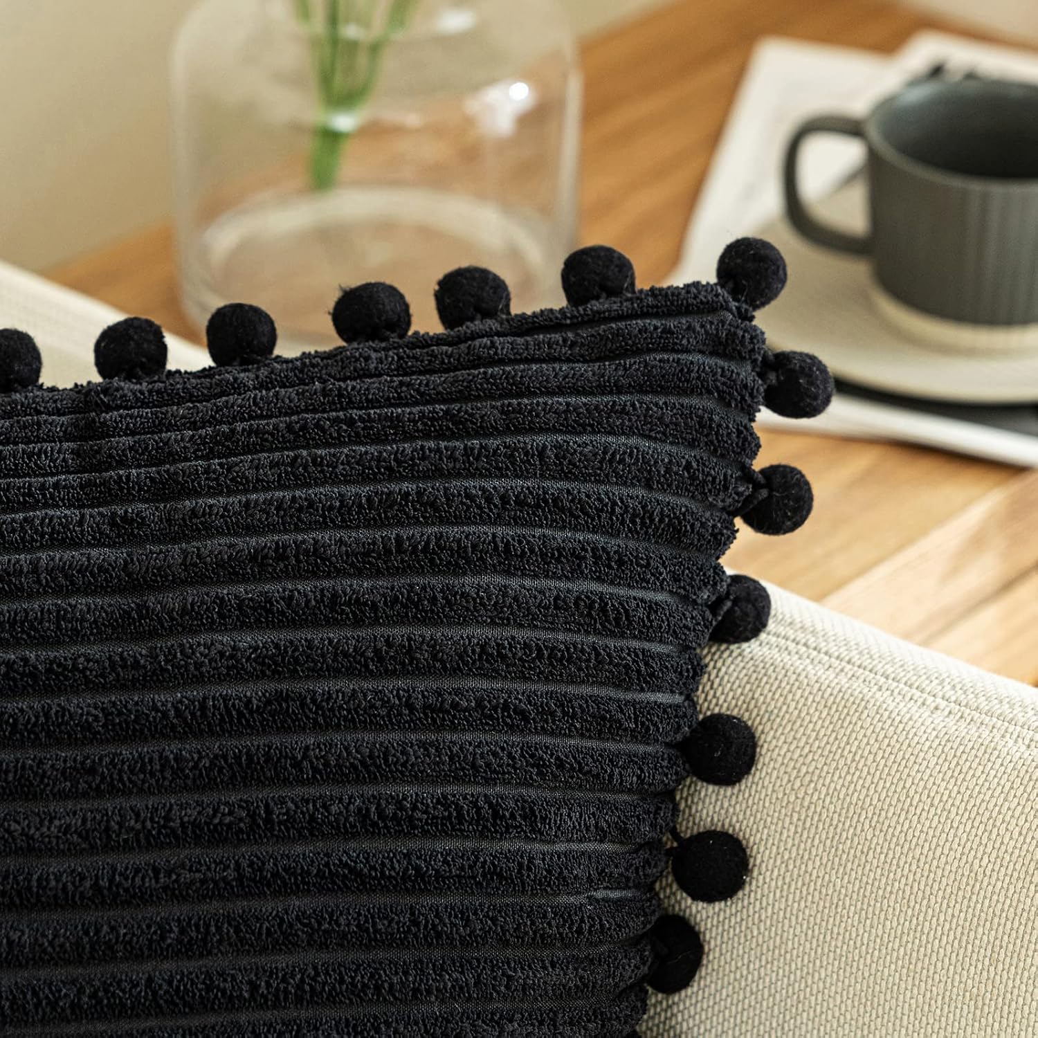 Paquete de 2 fundas de almohada decorativas bohemias negras con pompones de 12 x 20 pulgadas, fundas de cojín de pana lindas y suaves para cama,