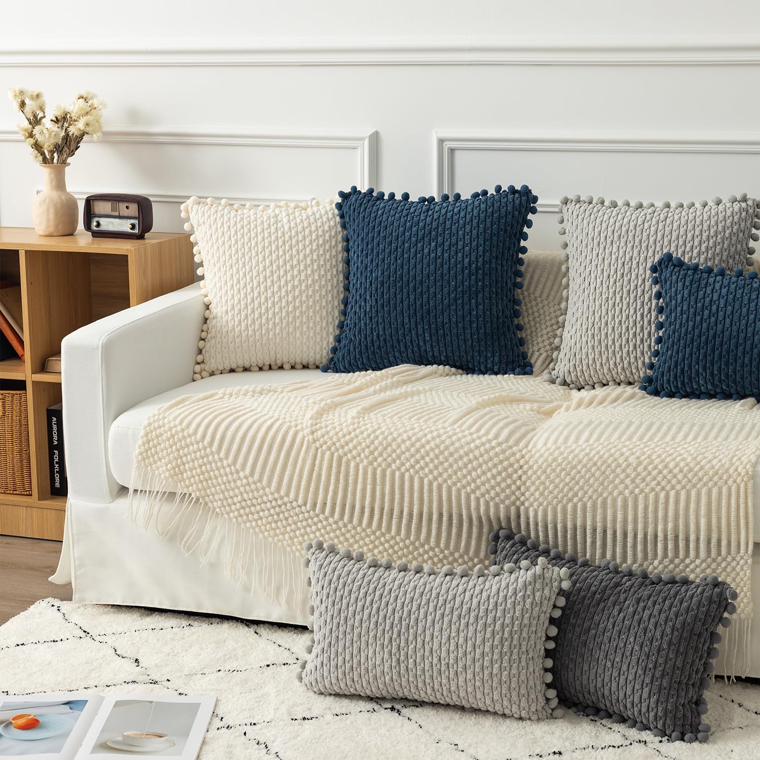 Kevin Textile – Juego de 2 fundas de almohada decorativas de pana azul, con pompones, suaves, bohemias, a rayas, decoración moderna para el hogar,