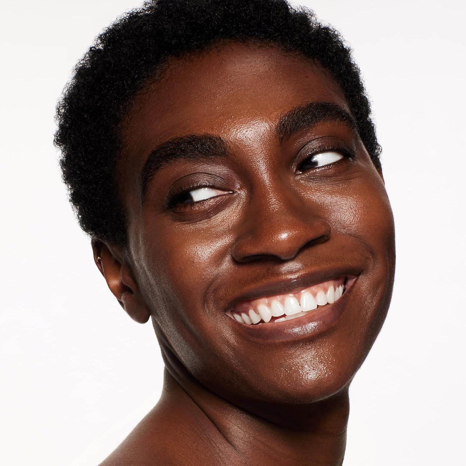 Shiseido RevitalEssence Skin Glow Foundation SPF 30  Construible, cobertura media  Hidratación 24 horas y uso de 12 horas  Resistente a la