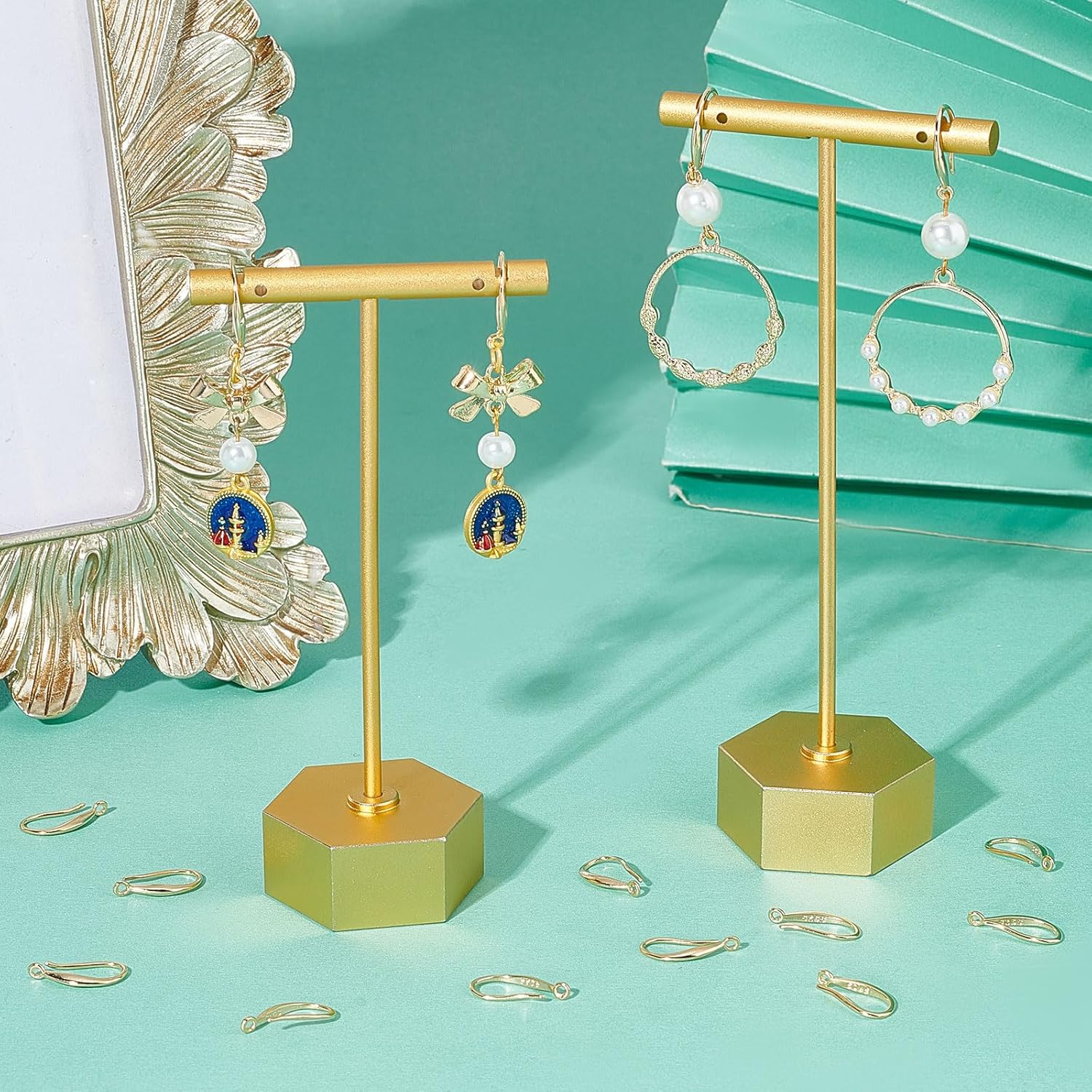 Beebeecraft 1 caja de 30 ganchos para aretes franceses, chapados en oro de 24 quilates, ganchos de alambre para orejas con bucle, gancho para colgar