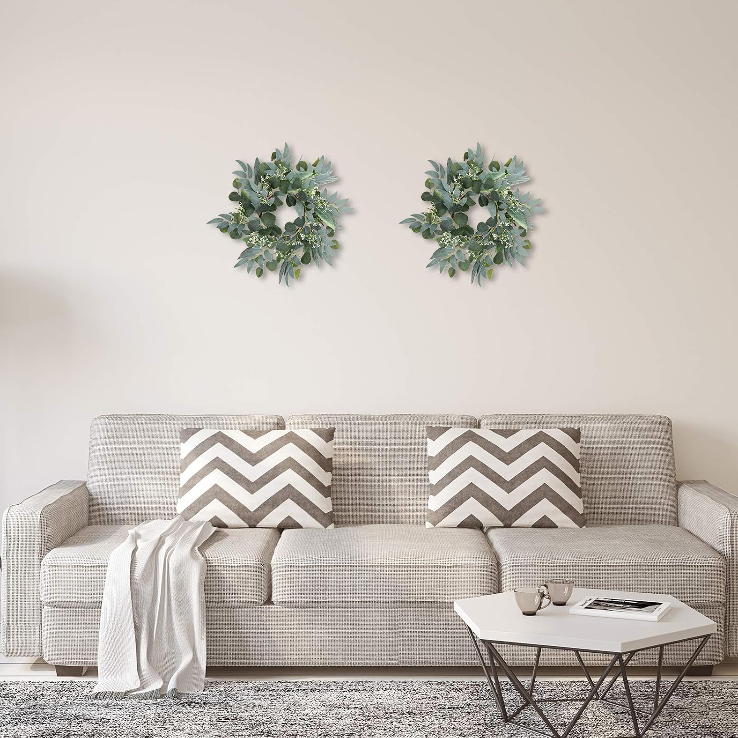 Corona de eucalipto verde artificial, corona verde de 15 pulgadas con racimos de flores blancas, mini corona de primaveraverano para decoración de
