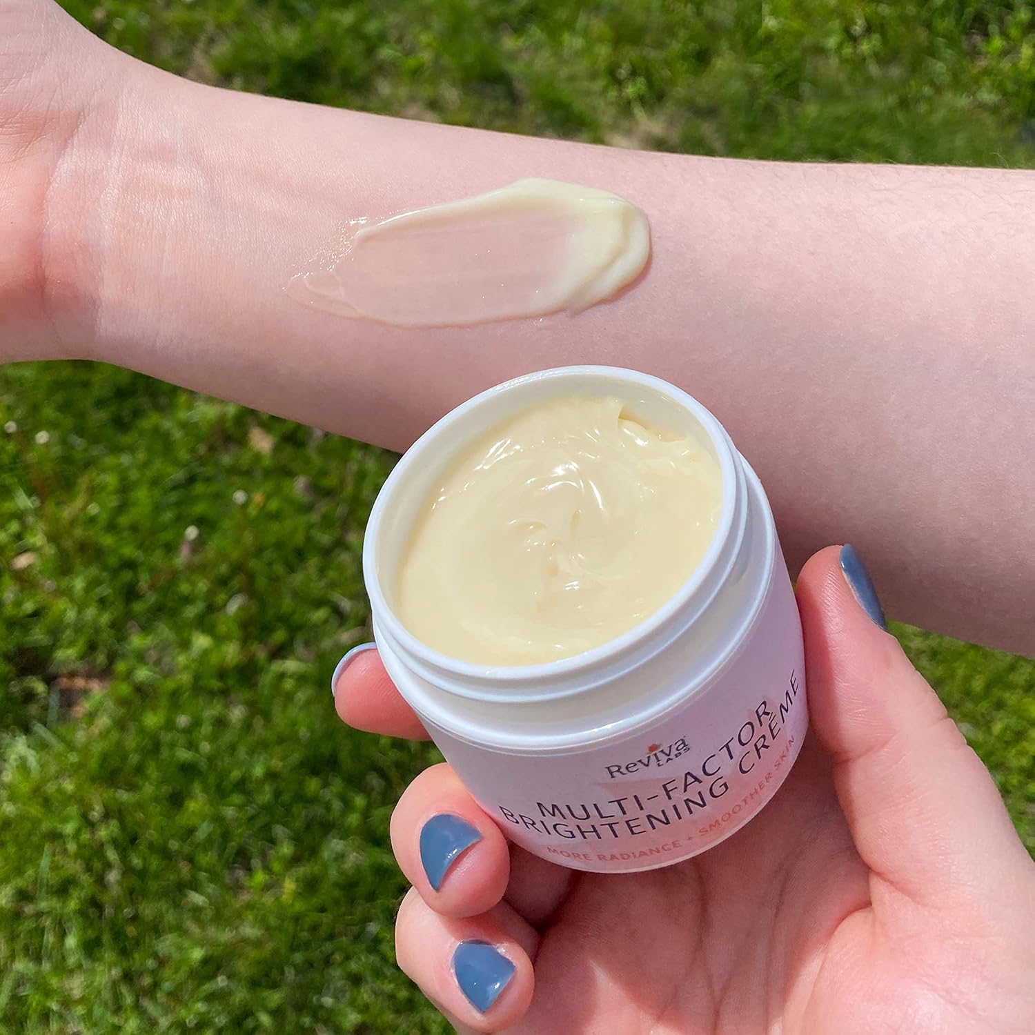 Crema iluminadora multifactor  Reviva Labs  Con 10% de ácido azelaico, 5% niacinamida, 3% ácido kójico, 3% ácido tranexámico