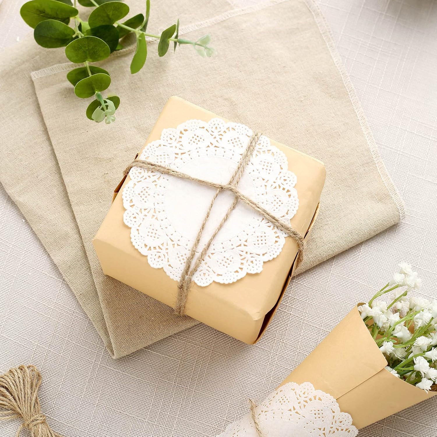 Efavormart – Juego de 100 manteles individuales redondos de papel blanco con encaje de grado alimenticio, 4 pulgadas
