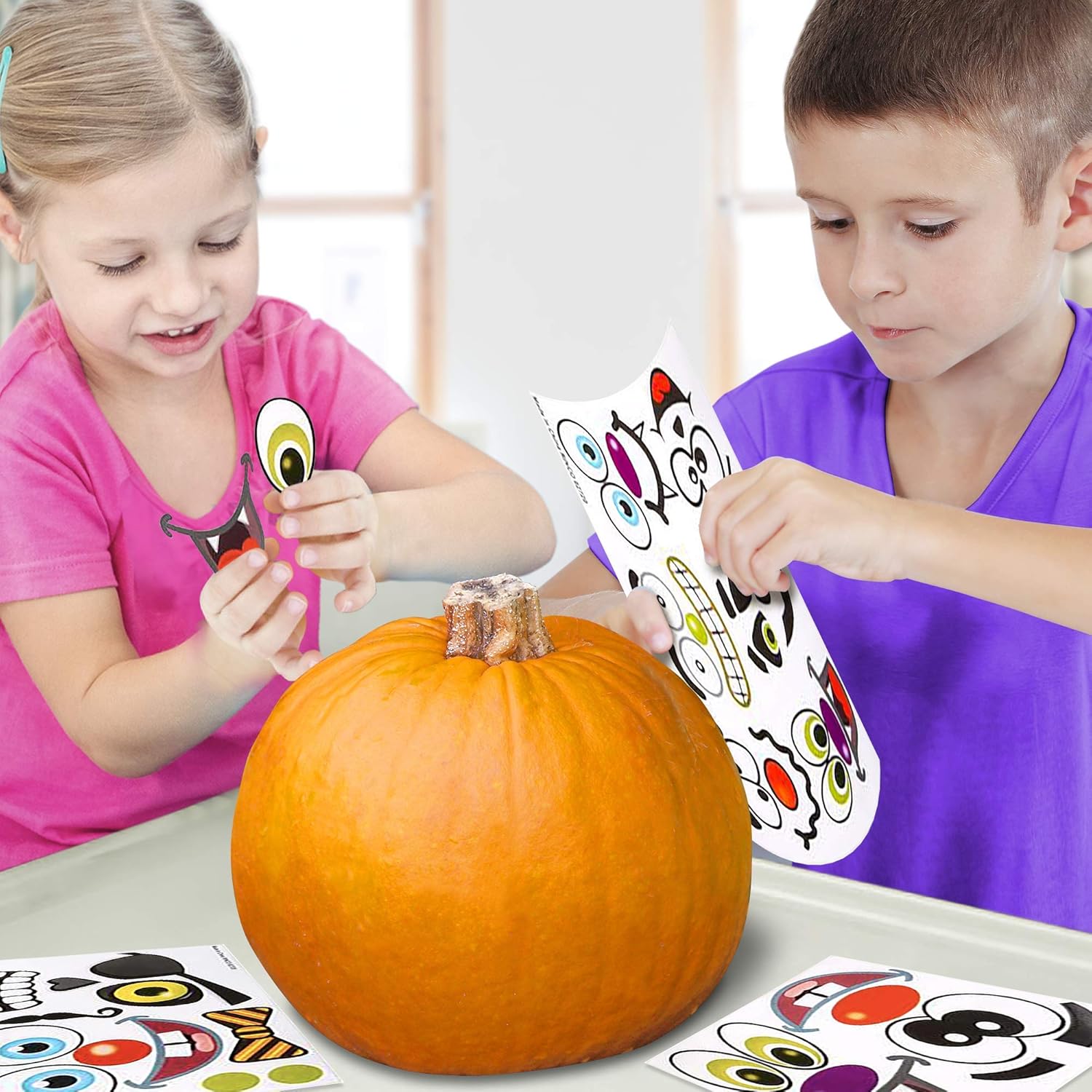 ArtCreativity Calcomanías decorativas de calabaza de Halloween, 24 hojas grandes, kit de decoración de Jack-o-Lantern, 52 calcomanías faciales en