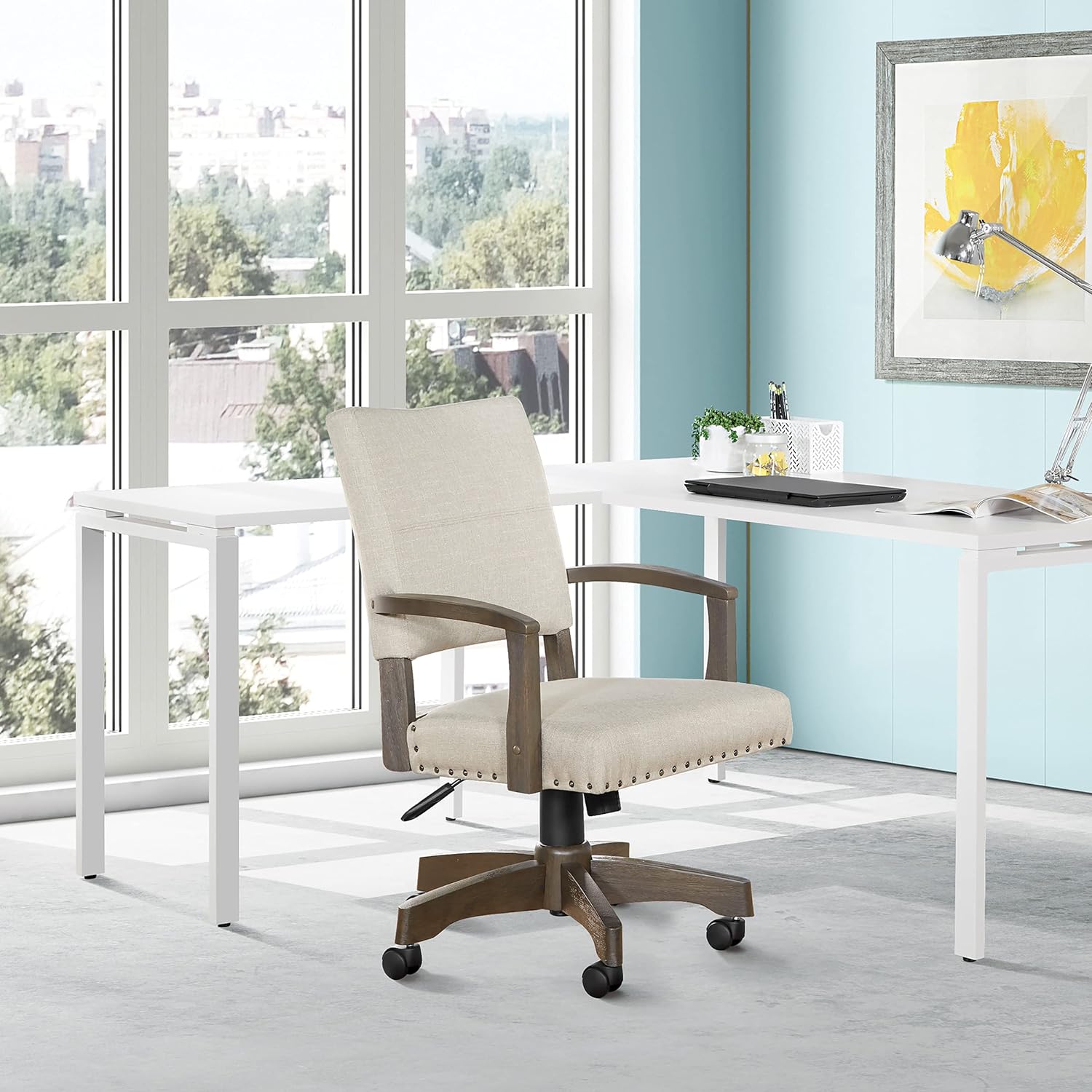 OSP Home Furnishings Santina – Silla de escritorio acolchada con costuras francesas a medida y ribete de cabeza de clavo, brazos de madera maciza y