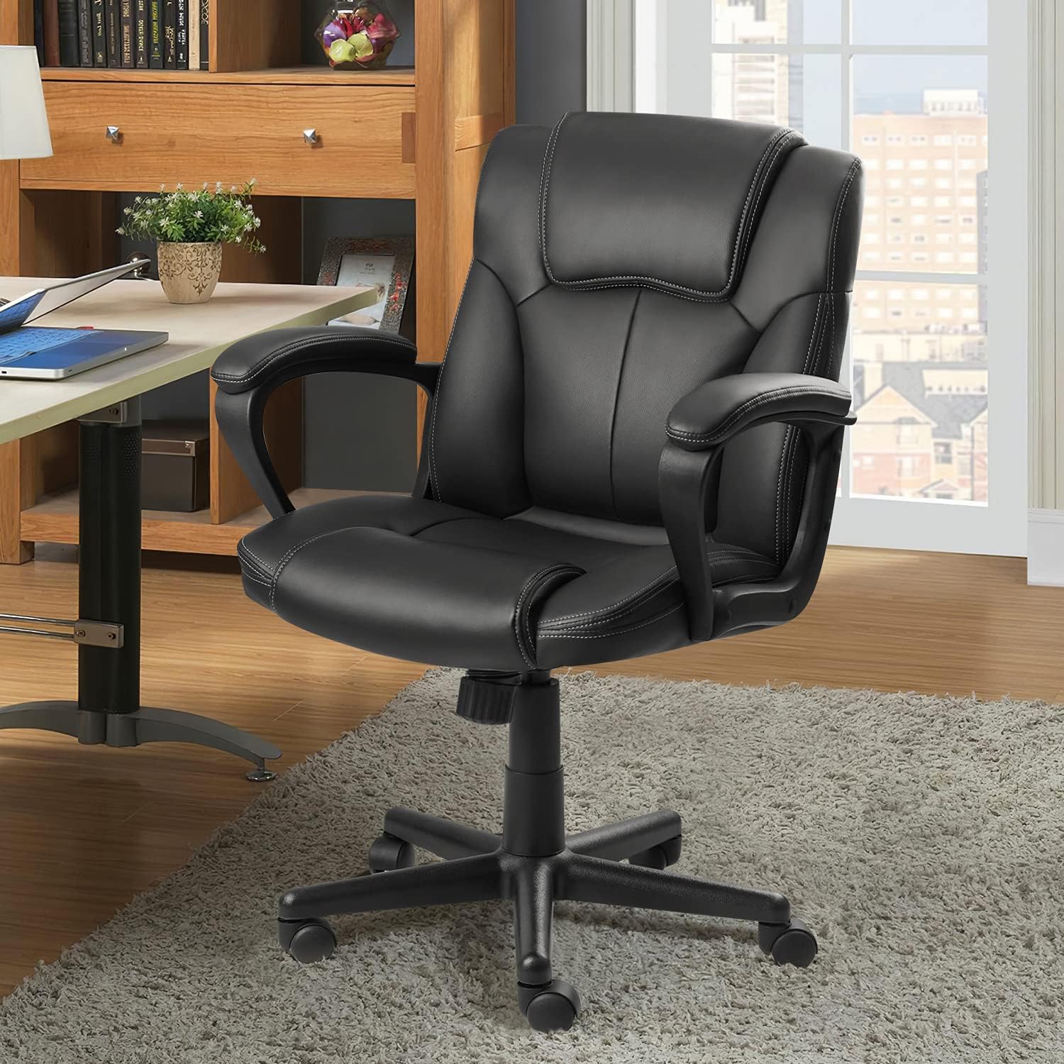 Silla ejecutiva de oficina giratoria con respaldo medio, asiento de escritorio ergonómico acolchado de cuero con soporte lumbar, reposabrazos, color
