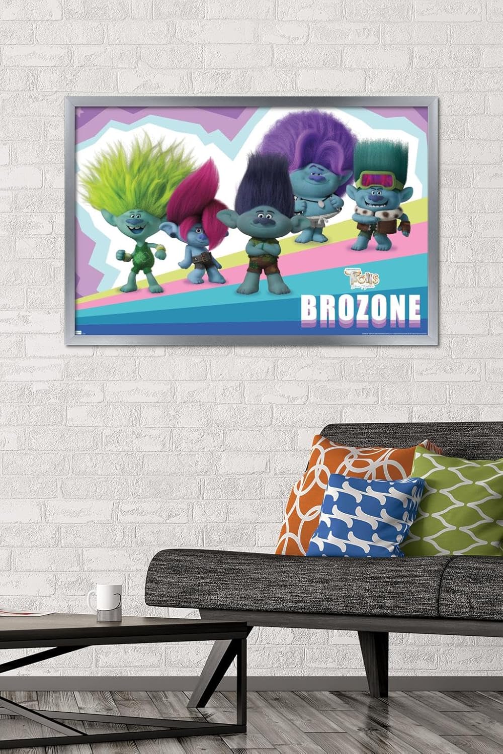 Trends International Trolls Band Together – Póster de pared de brozone, 22.37 x 34.00 pulgadas, versión enmarcada en plata