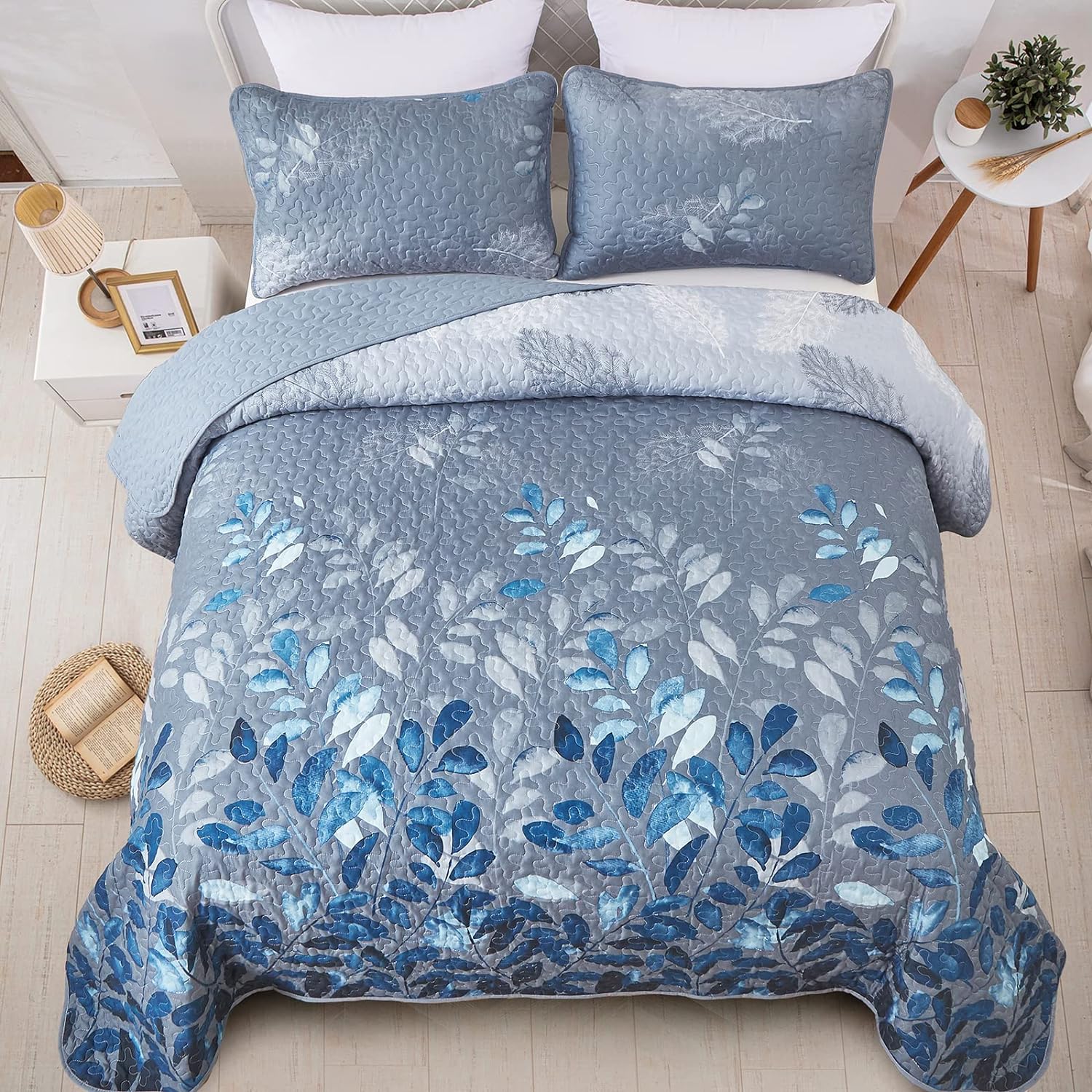 WONGS BEDDING Juego de edredón floral azul California King, juego de colcha de 3 piezas con hojas botancales con 2 fundas de almohada para todas las