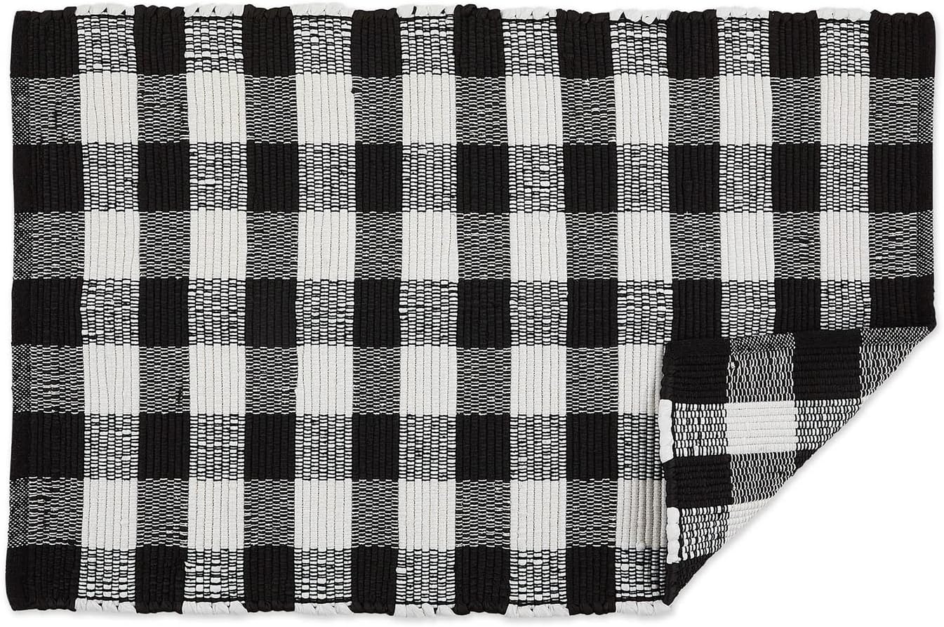 DII Buffalo Check Rug Collection, alfombra Chindi reversible teñida a mano, 26 x 40 pulgadas, color negro