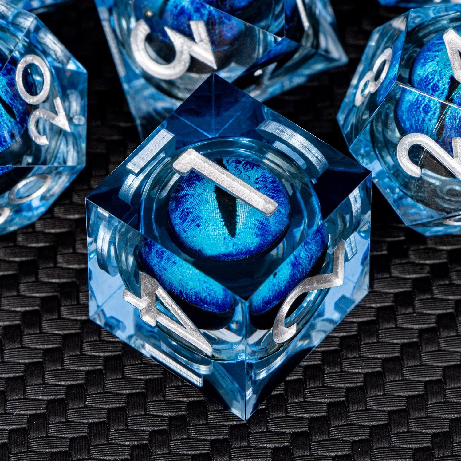 ARUOHHA Juego de dados de ojo de dragón azul DND con núcleo líquido, dados de resina con bordes afilados con caja de regalo, dados poliédricos de