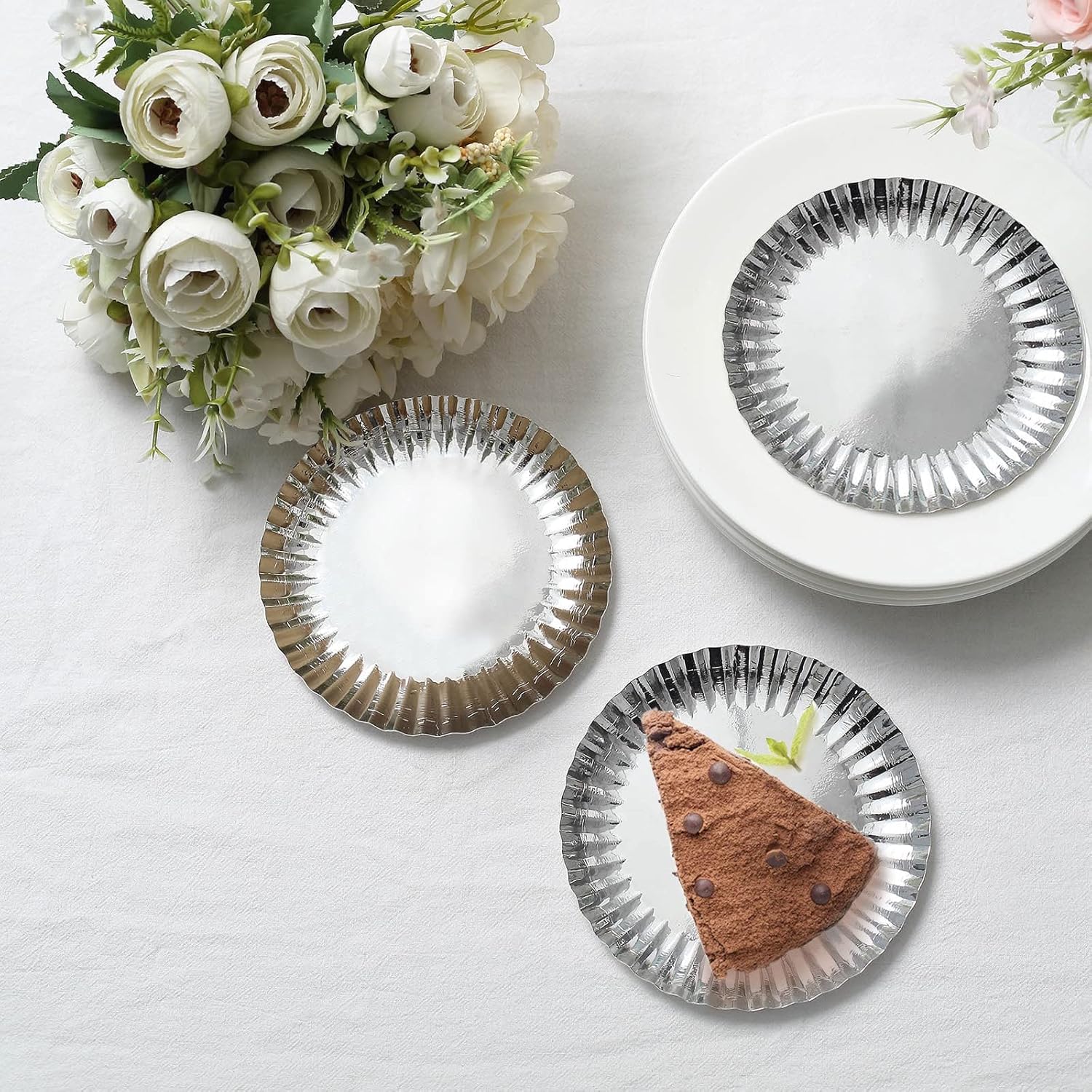 Efavormart – Paquete de 50 platos de papel de postre con borde festoneado plateado metálico de 5 pulgadas, platos redondos desechables para