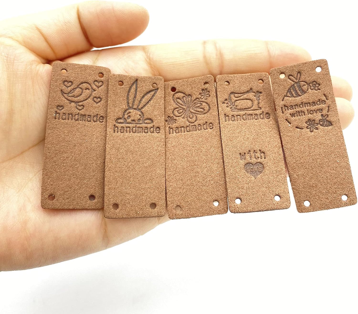 Gewene 50 etiquetas de piel sintética hechas a mano, etiquetas hechas a mano, botones con agujeros en relieve, adorno de punto para jeans, bolsas,