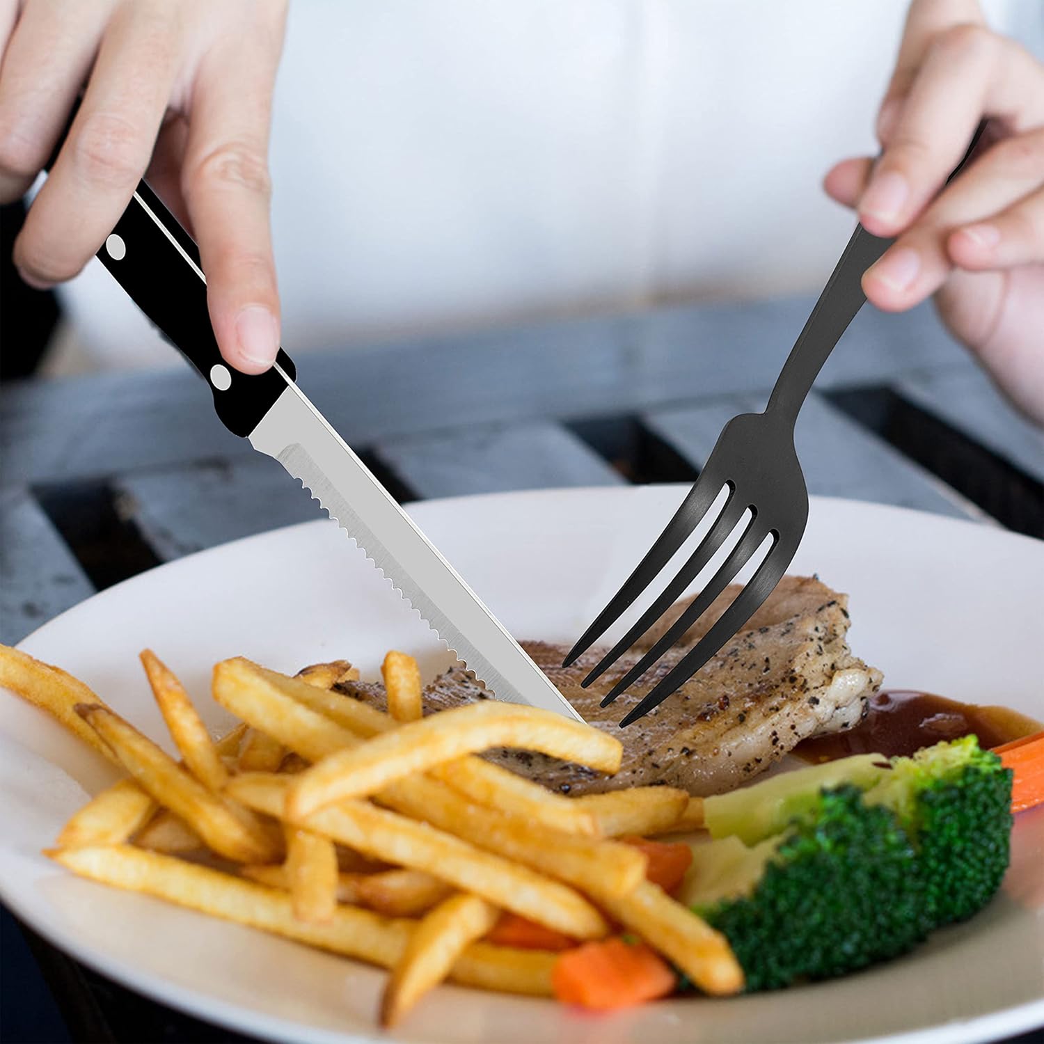 LIANYU Juego de cubiertos negros de 24 piezas con cuchillos para carne, cubiertos de acero inoxidable para 4, elegantes utensilios de cocina