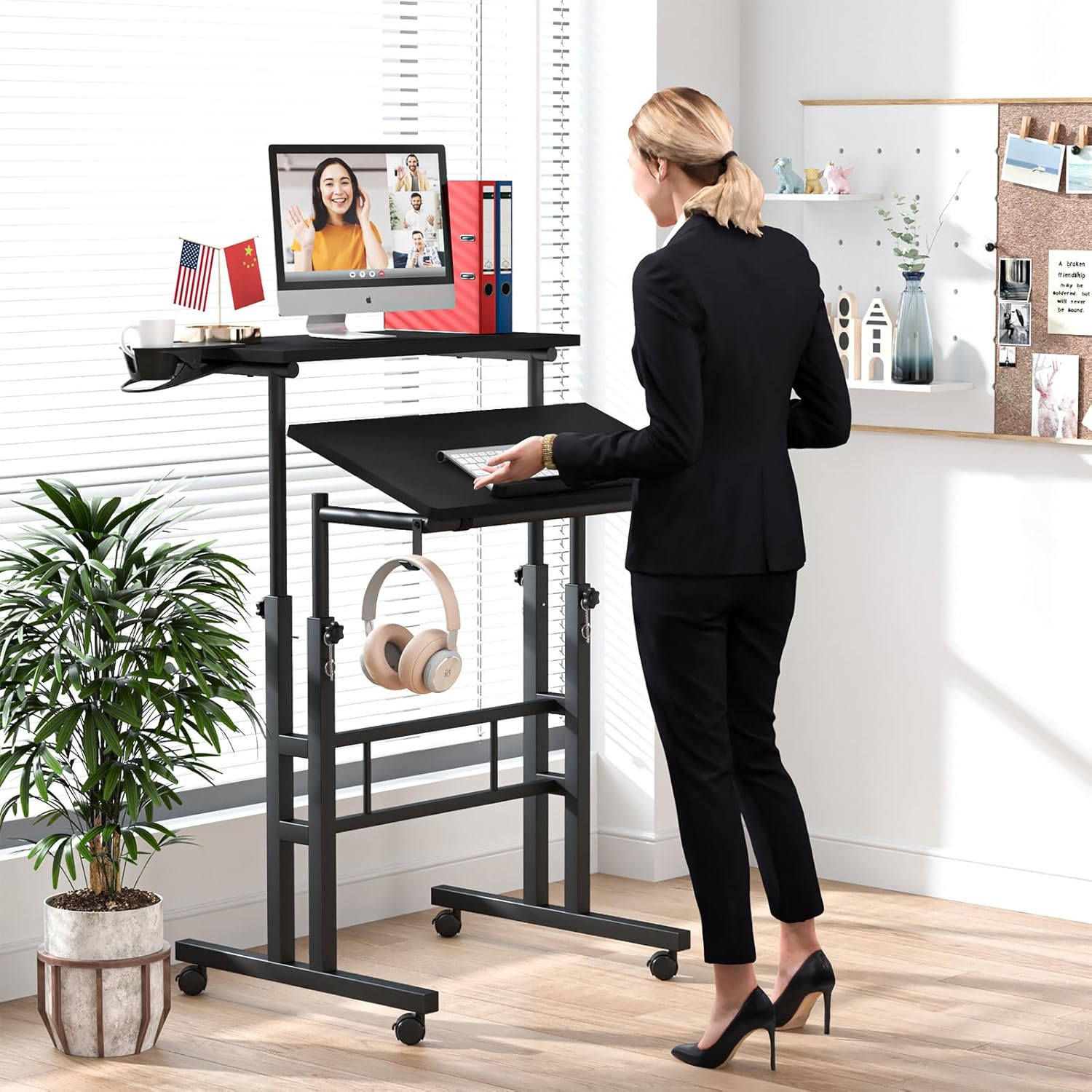 Escritorio móvil de pie, escritorio de altura ajustable con soporte para tazas, escritorio de pie sobre ruedas, escritorio rodante para oficina en