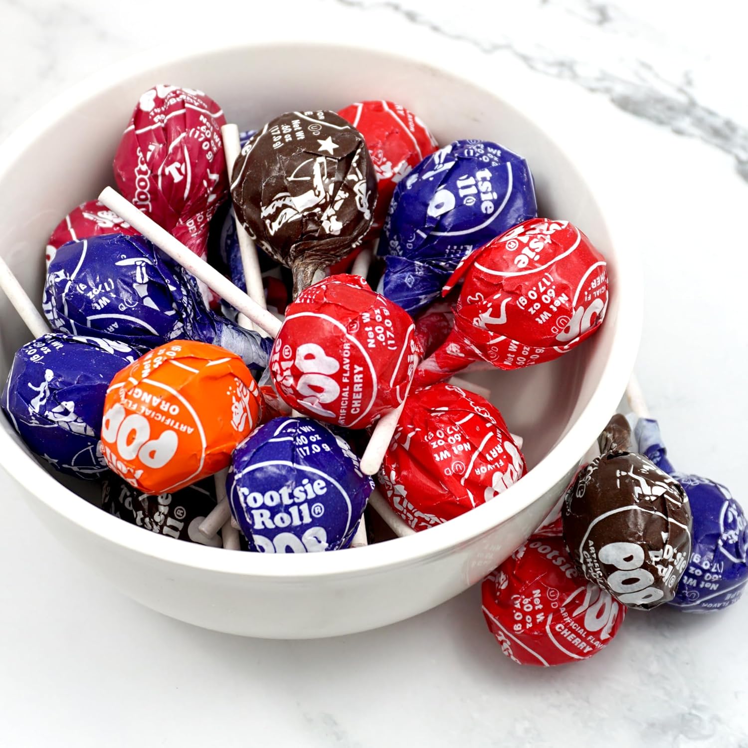 Tootsie Roll Pops con centro de rollo Tootsie de chocolate, bolsa a granel de 1 libra (aproximadamente 22 unidades), sabores originales de frutas