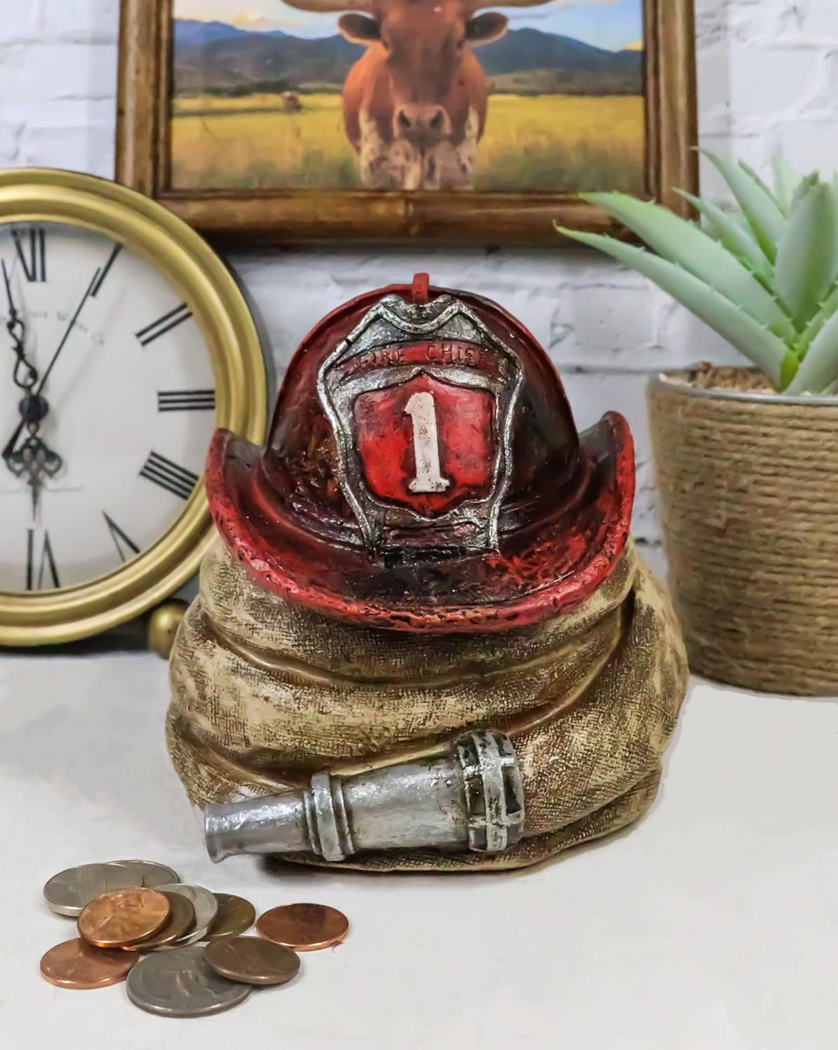 Ebros Gift Estación de bomberos rústica, 1 sombrero de bombero con manguera en espiral, ahorro de monedas, alcancía, figura decorativa para