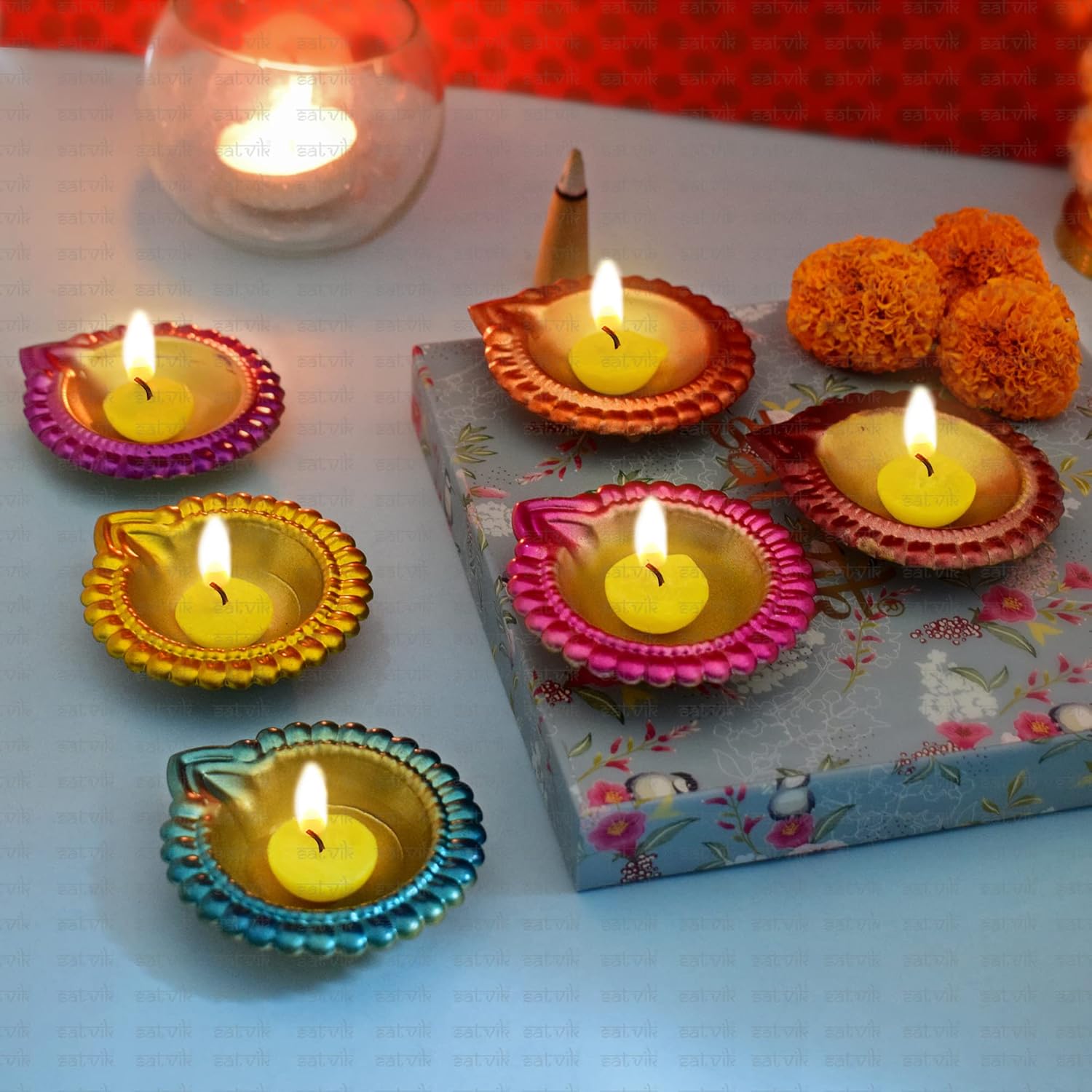 Satvik – 12 piezas de diseño de metal multicolor Lakshmi Diya para decoración de Diwali. Lámpara de aceite Dia Deepak para interiores y exteriores,
