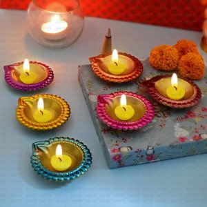 Satvik – 12 piezas de diseño de metal multicolor Lakshmi Diya para decoración de Diwali. Lámpara de aceite Dia Deepak para interiores y exteriores, Satvik – 12 piezas de diseño de metal multicolor Lakshmi Diya para decoración de Diwali. Lámpara de aceite Dia Deepak para interiores y exteriores,