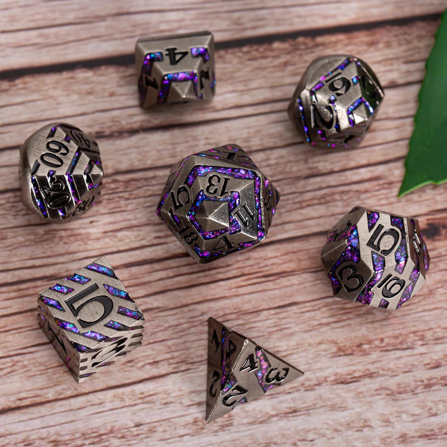 DND – Juego de dados de rayas de metal, 7 piezas de dados poliédricos RPG con estuche de regalo para Calabozos y Dragones (níquel envejecido morado)