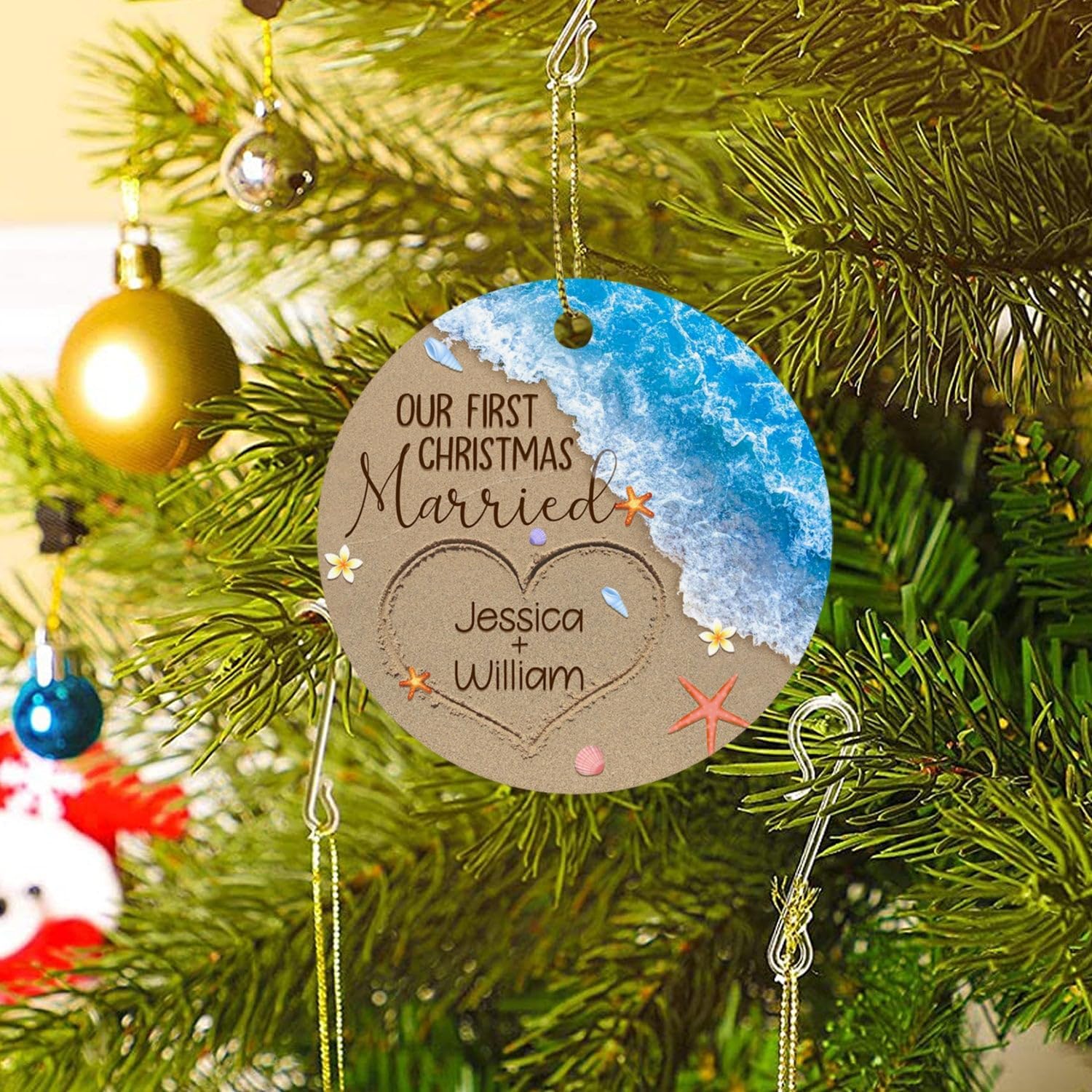 Adorno personalizado de playa casada con nuestra primera Navidad, mar 2024, adorno de Navidad personalizado recién casado, regalos de boda en la