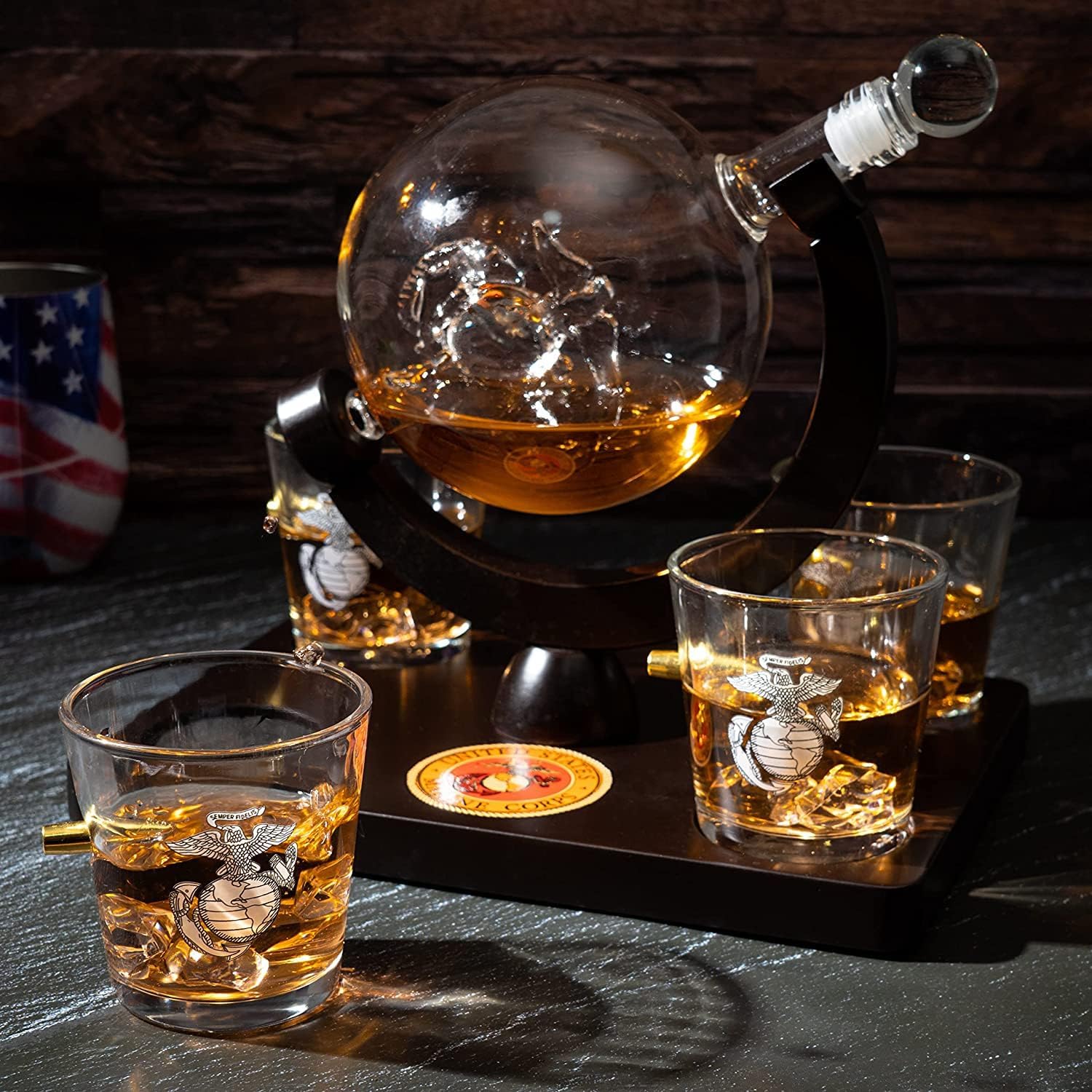 U.S. Marine Globe – Juego de decantador de whisky con 4 vasos de licor, juego de regalo para veteranos marinos con base de madera de caoba y