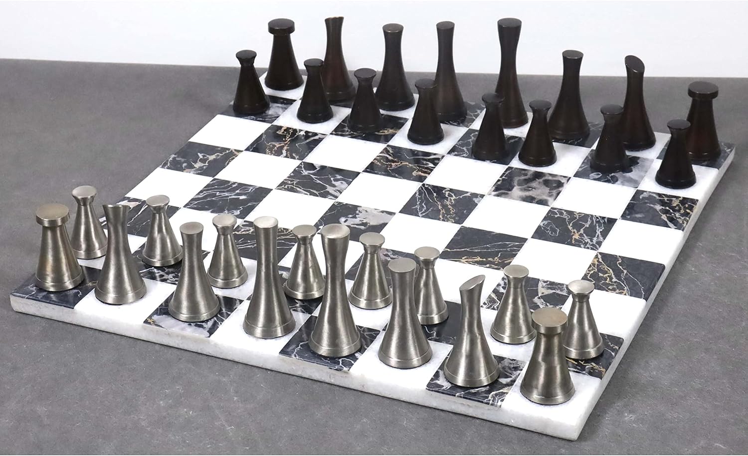 Royal Chess Mall – Juego de piezas de ajedrez de lujo de metal de latón de la serie Tower de 3.1″ – Plata y antiguo