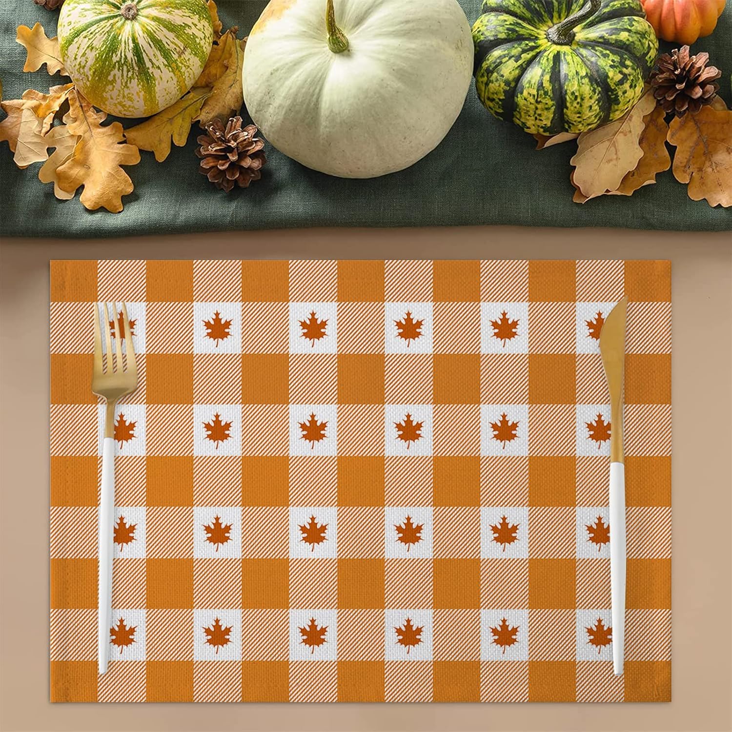 Juego de 6 manteles individuales de otoño para el día de Acción de Gracias, hojas de arce, color naranja y blanco, a cuadros, resistentes al calor,