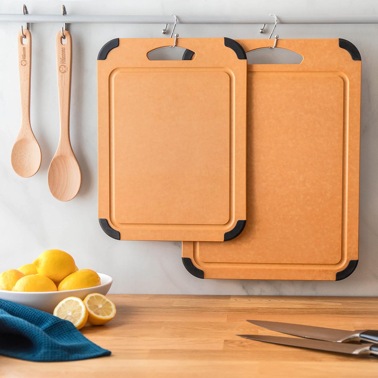 Chef Pomodoro Tabla de cortar de madera para cocina, apta para lavavajillas, doble cara con ranura para jugos, superficie antideslizante no porosa