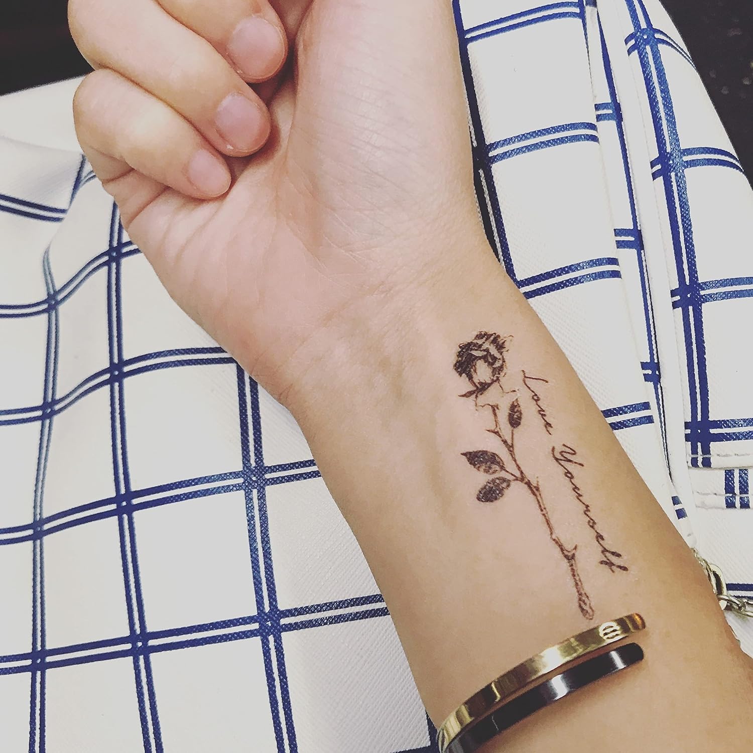 Etiqueta engomada temporal del tatuaje del tallo rosa del amor (juego de 2) – OhMyTat
