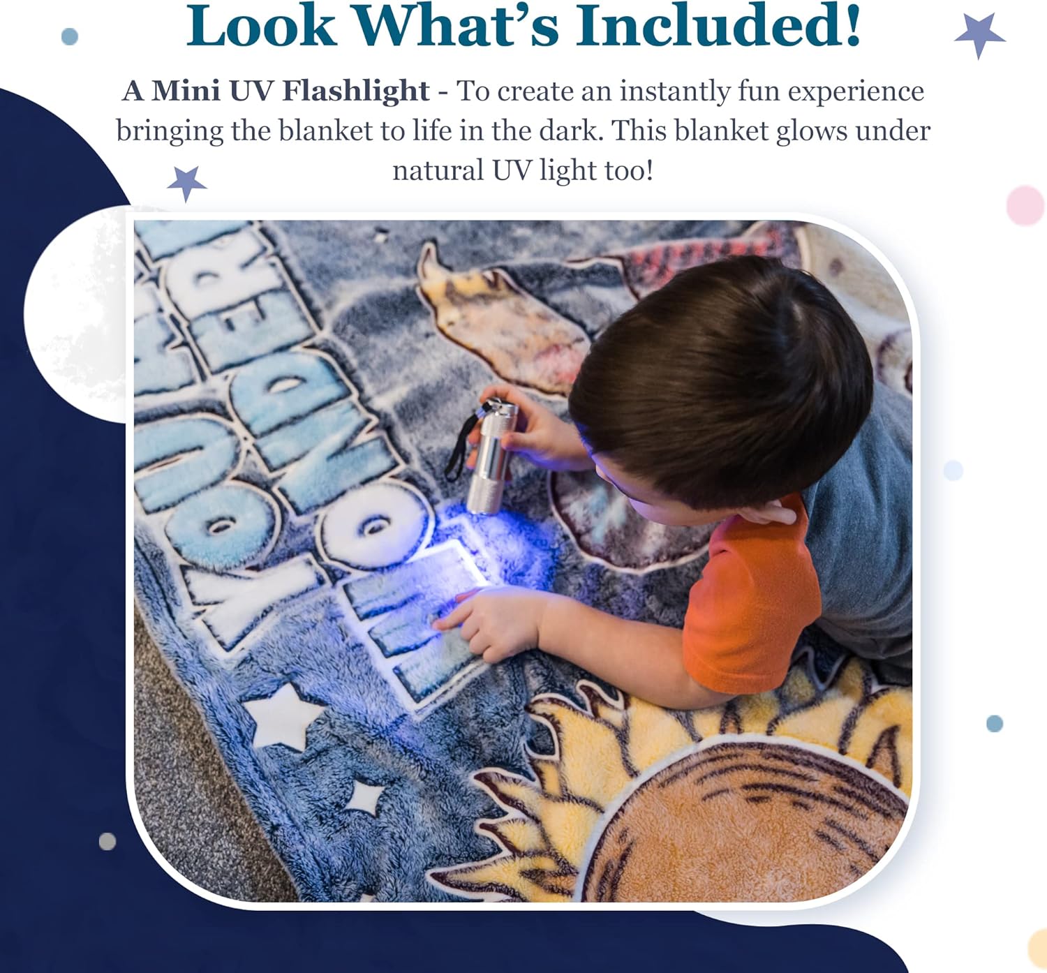 Manta que brilla en la oscuridad, manta de felpa espacial de 59 x 71 pulgadas para niños y adolescentes con mini linterna UV, mantas de poliéster